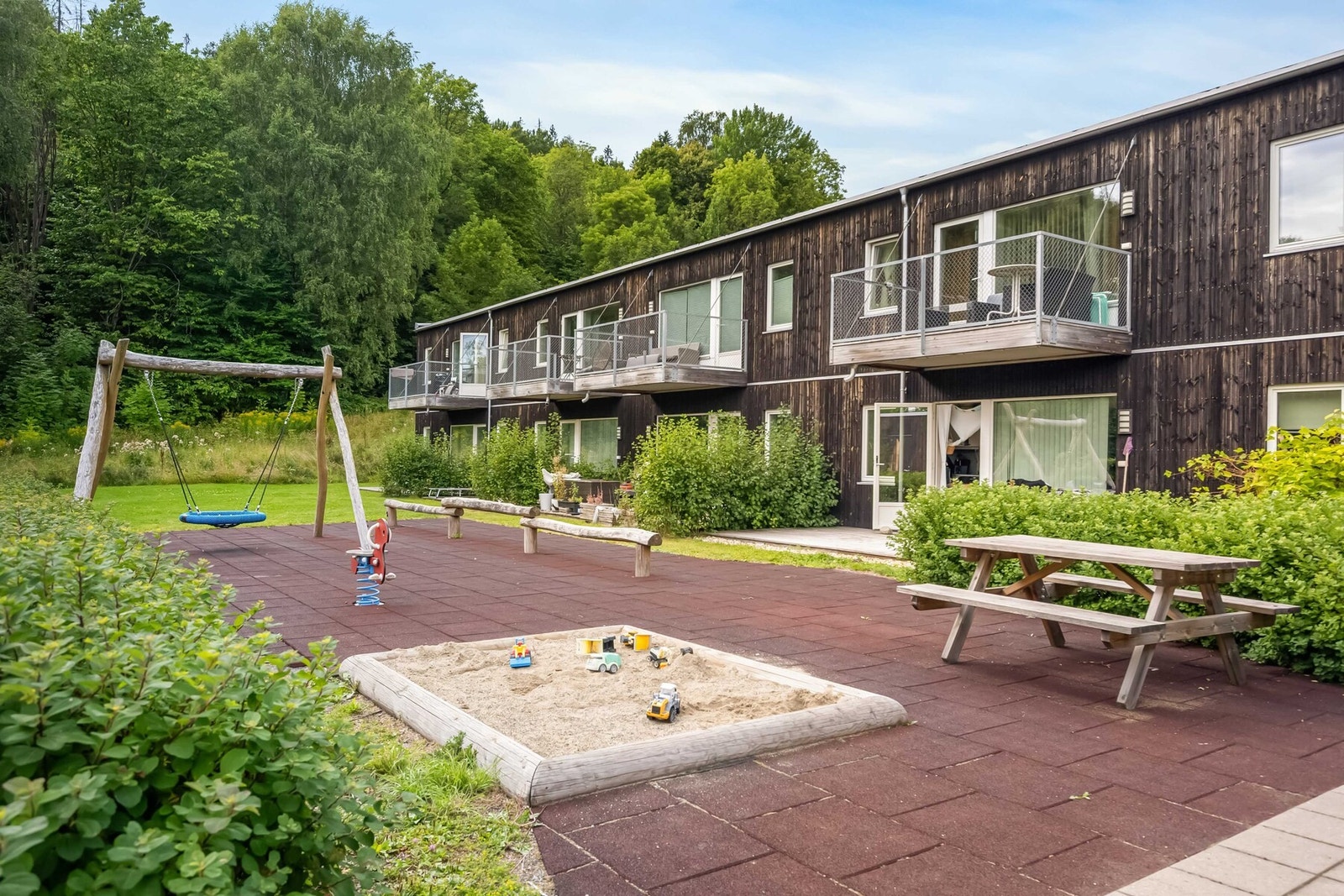Det er også lekeplass på sameiets områder Galleribilde