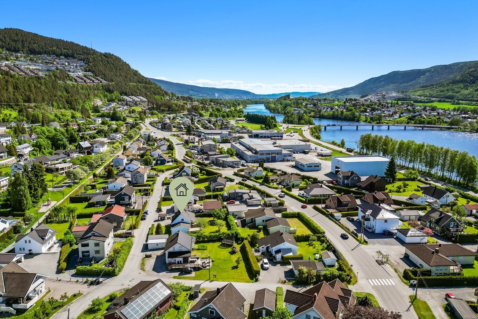 Kort gangavstand til dagligvarebutikk (Kiwi), lagerbutikk (Price) og hagesenter. Galleribilde