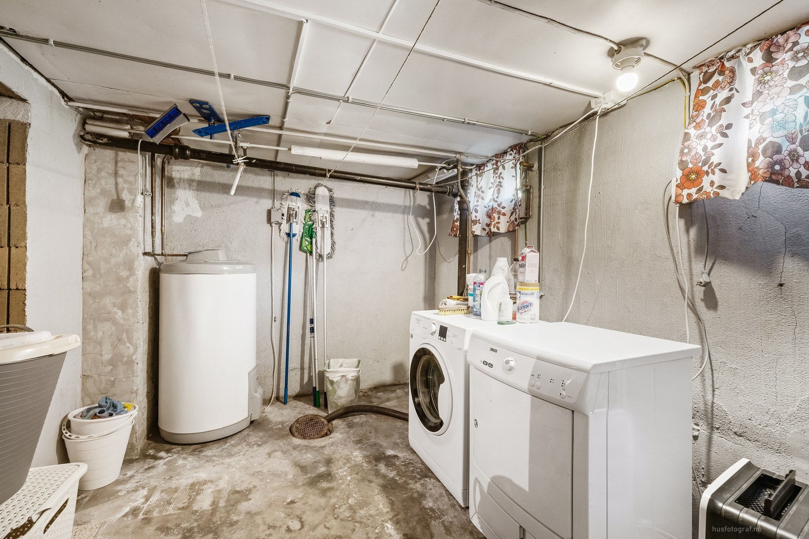 Praktisk vaskerom i kjelleren med opplegg for vaskemaskin og en 200L varmtvannsbereder. Galleribilde