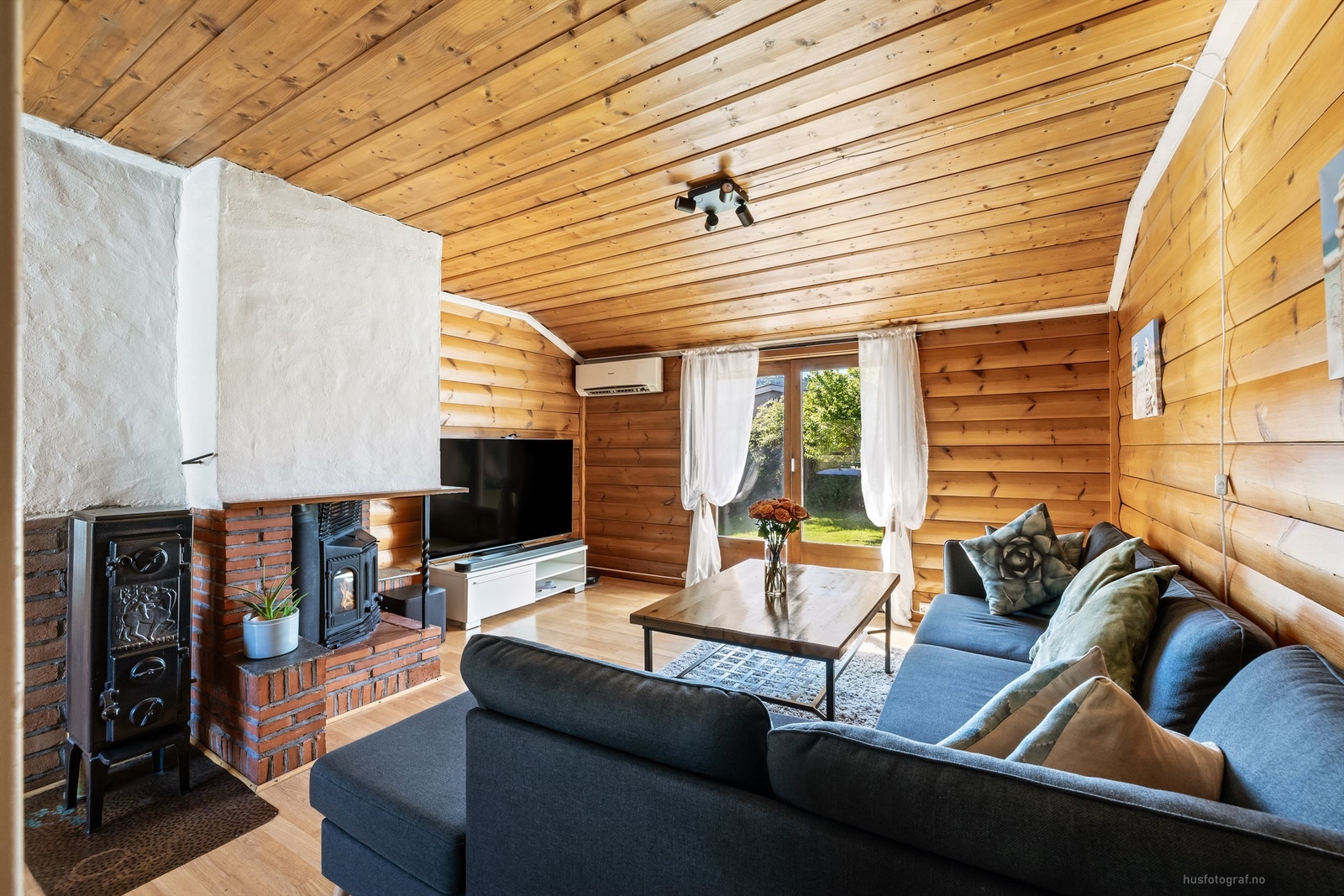 Hyggelig stue med sofaområde. Rommet er gjennomgående som gir godt med gjennomlys. Galleribilde