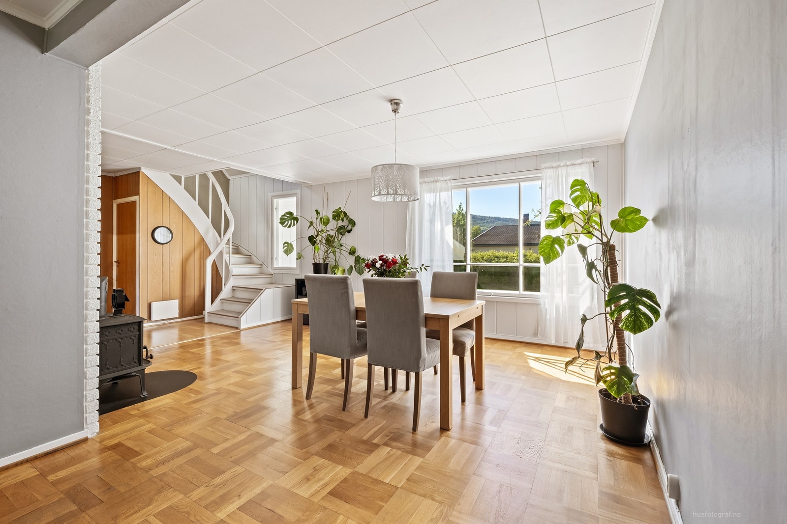 Store vindusflater gir godt med naturlig lys til oppholdsrommene i første etasje. Galleribilde