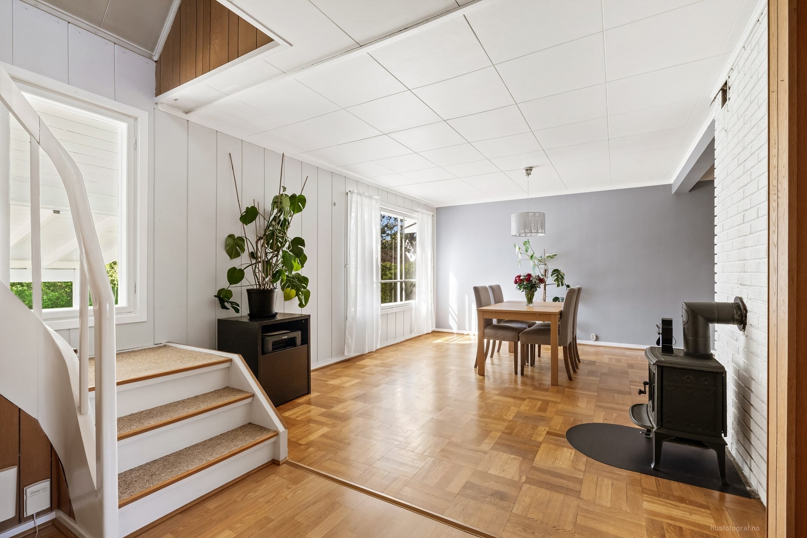 Gulvet i spisestuen er belagt med parkett, og trappen leder opp til loftsetasjen. Galleribilde