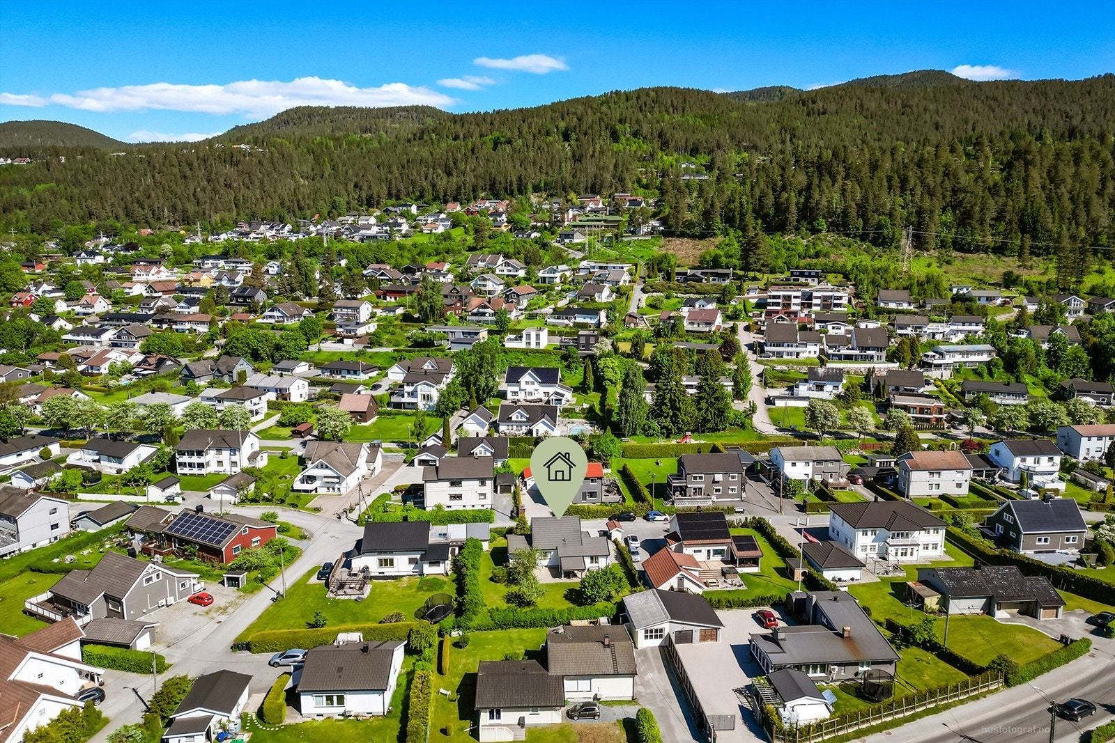 Uteplassene nyter av gode solforhold (midtsommerstid). Galleribilde