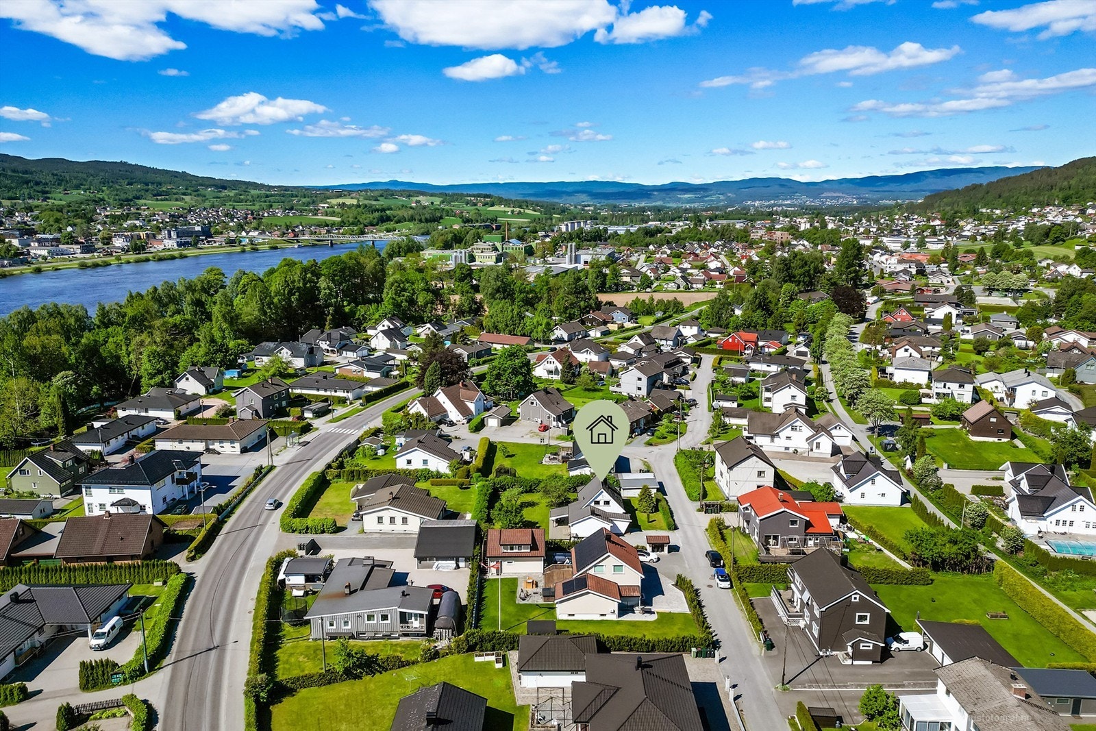 Det er ca. 40 minutters kjøring til Oslo, ca. 30 minutter til Kongsberg og ca. 15 minutter til Drammen sentrum. Galleribilde