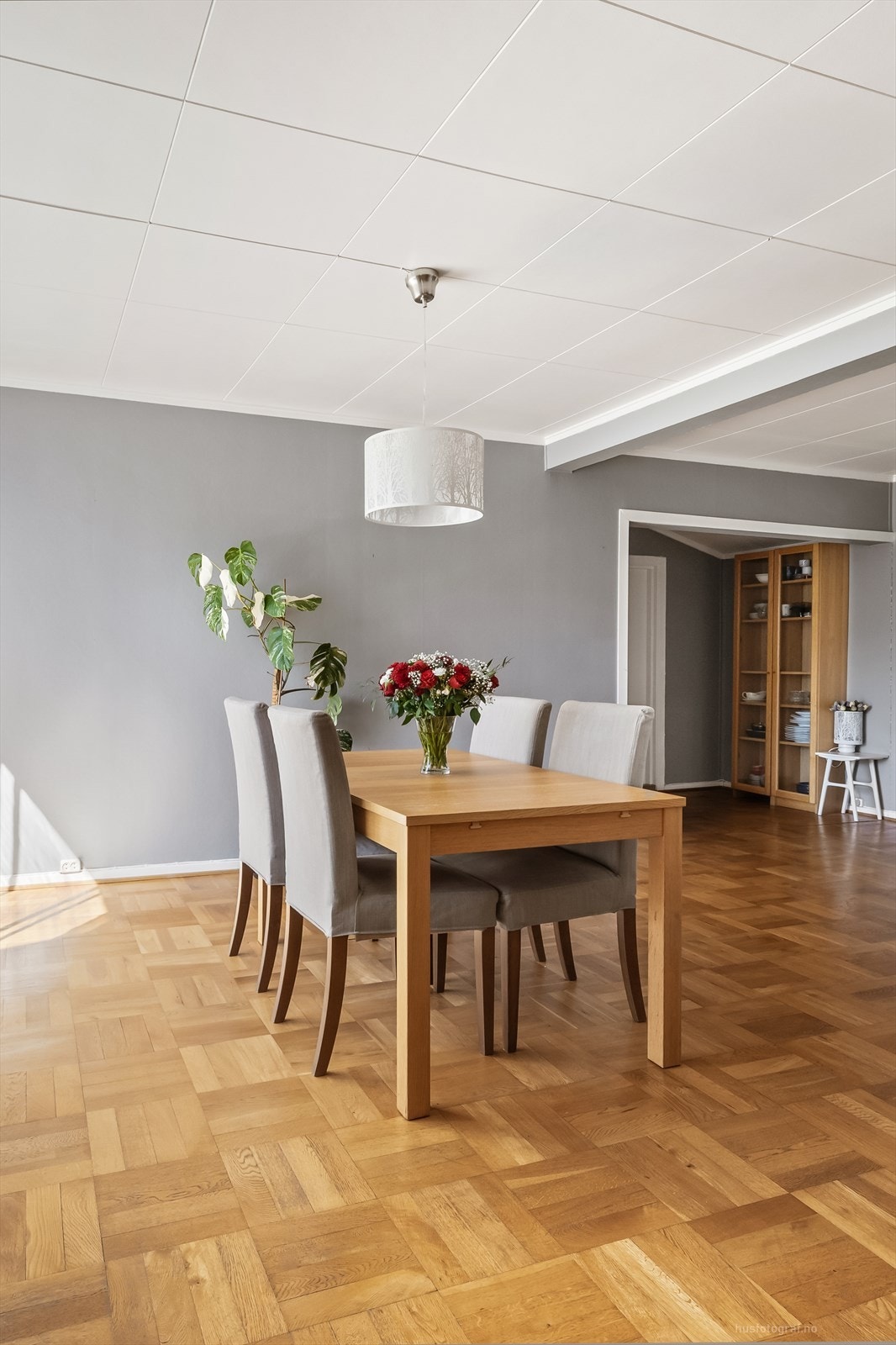 Spisestuen har god plass til en større spisegruppe for hyggelige sammenkomster. Galleribilde