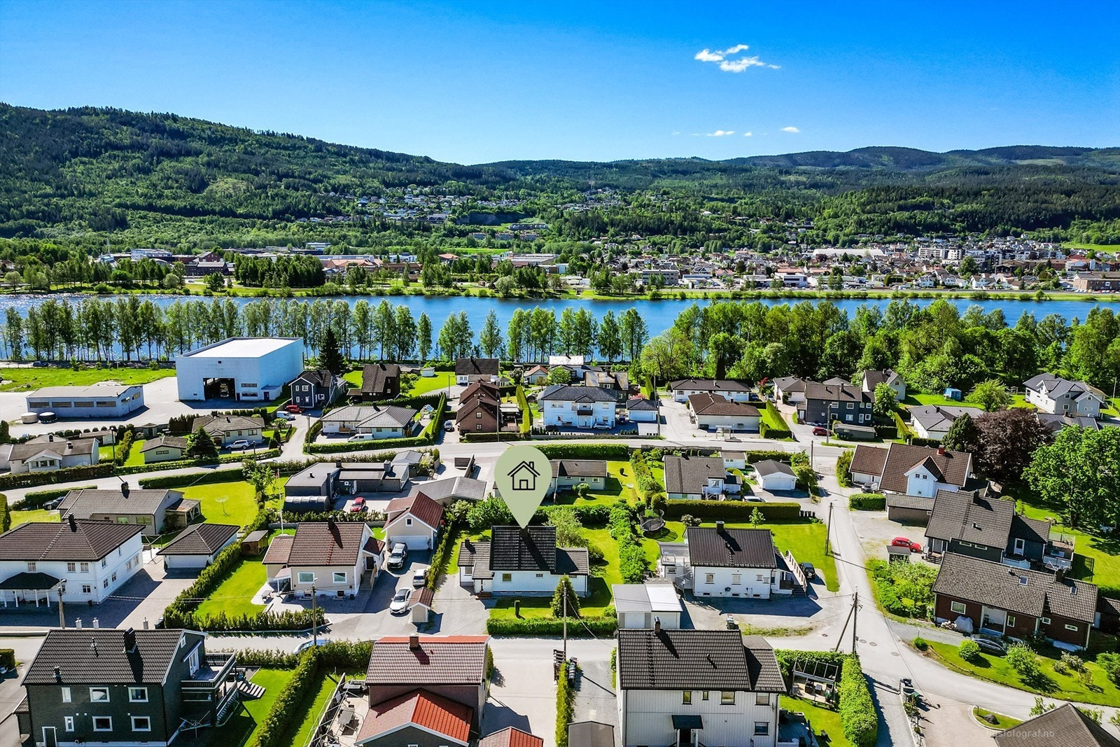 Busstopp langs Gamle riksvei med god bussforbindelse til Drammen, Mjøndalen og Hokksund. Galleribilde