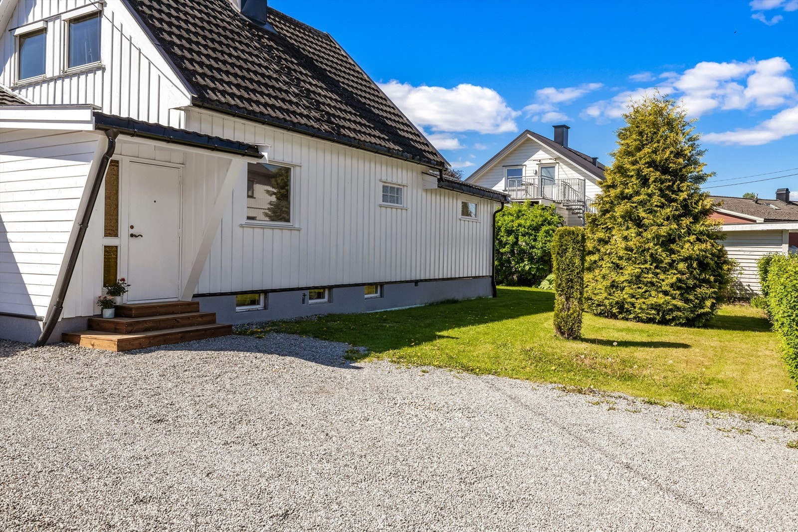 Parkering på egen gruset gårdsplass. Galleribilde