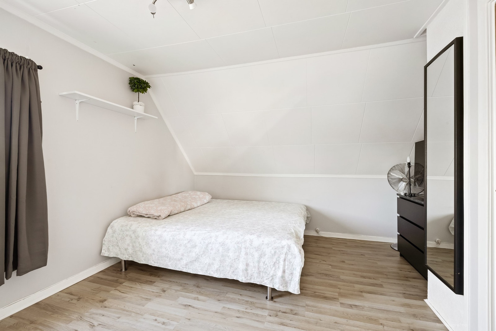 Soverommet har malte flater og takplater i himling. Galleribilde
