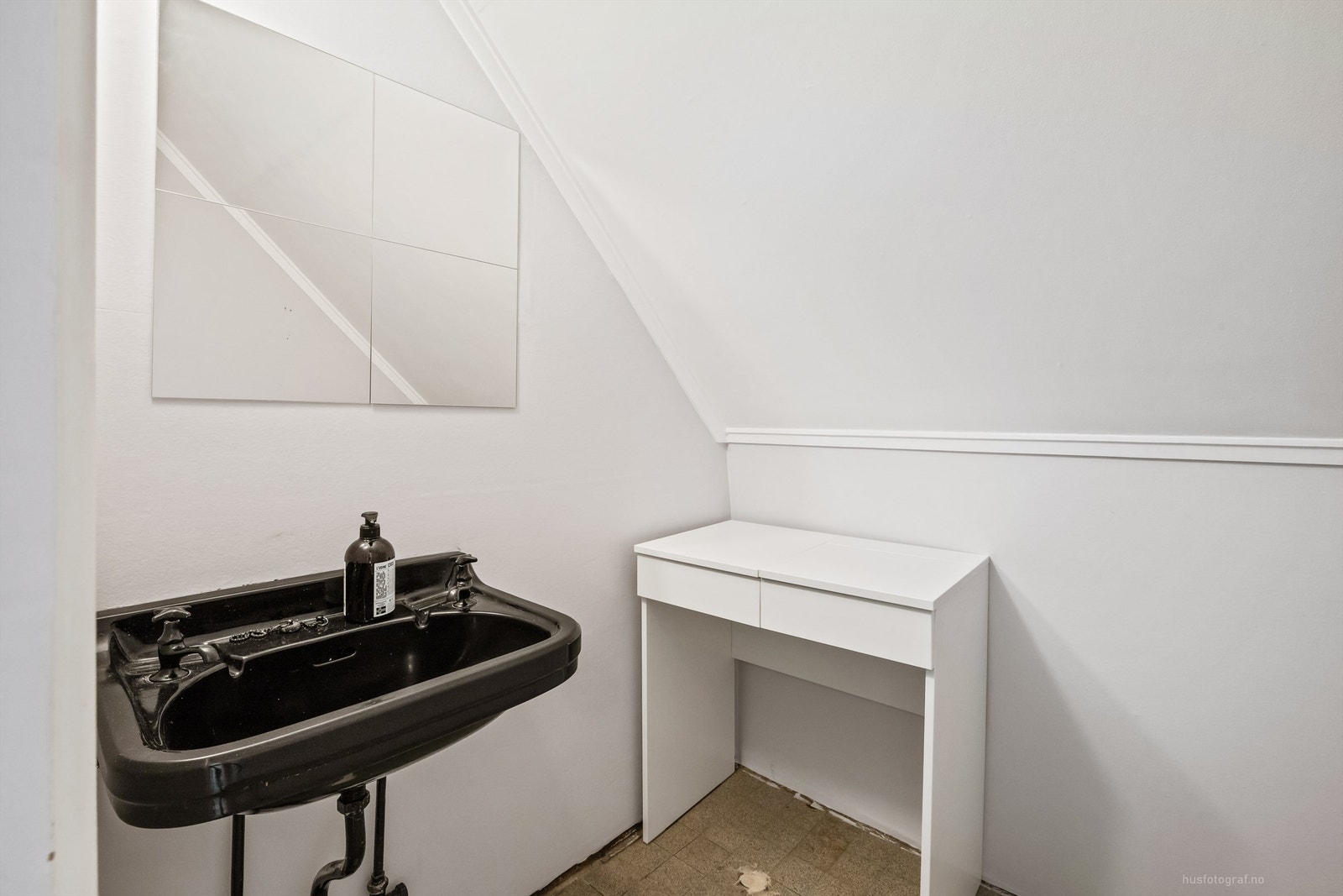 Bad i loftsetasjen, med vegghengt servant og speil. Rommet er ikke byggemeldt. Galleribilde