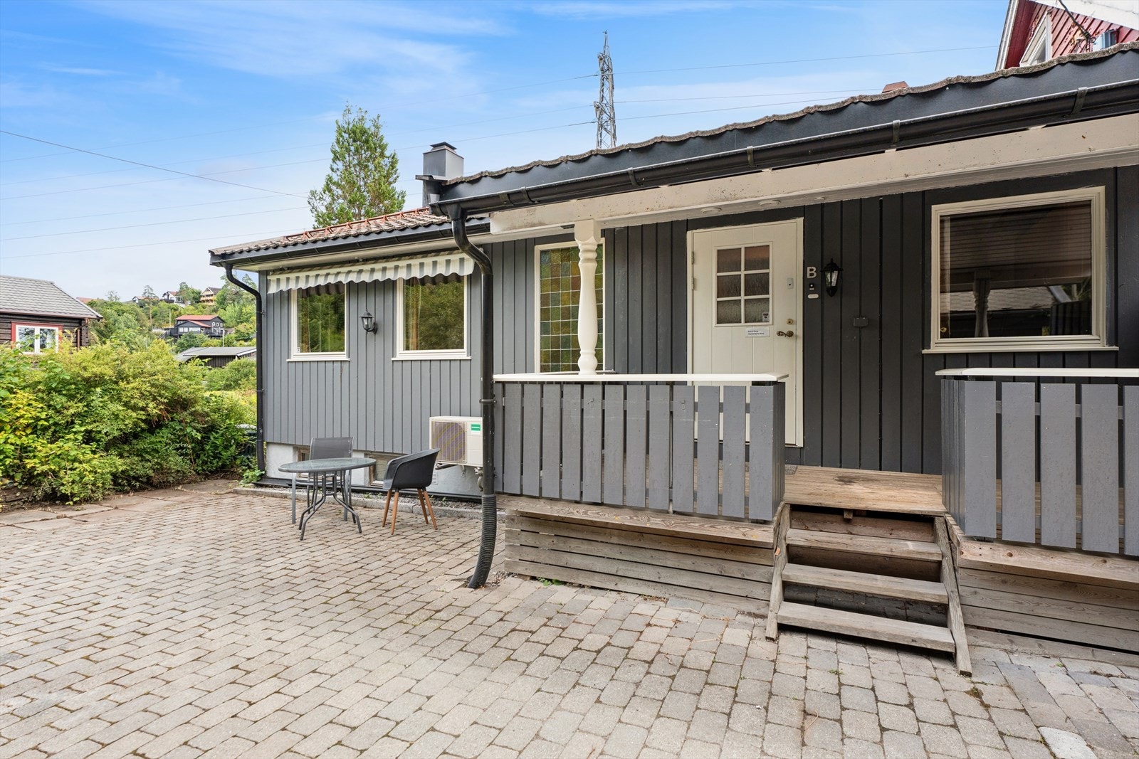 Boligen har et overbygget inngangsparti som gir en lun og skjermet ankomst til boligen. Galleribilde