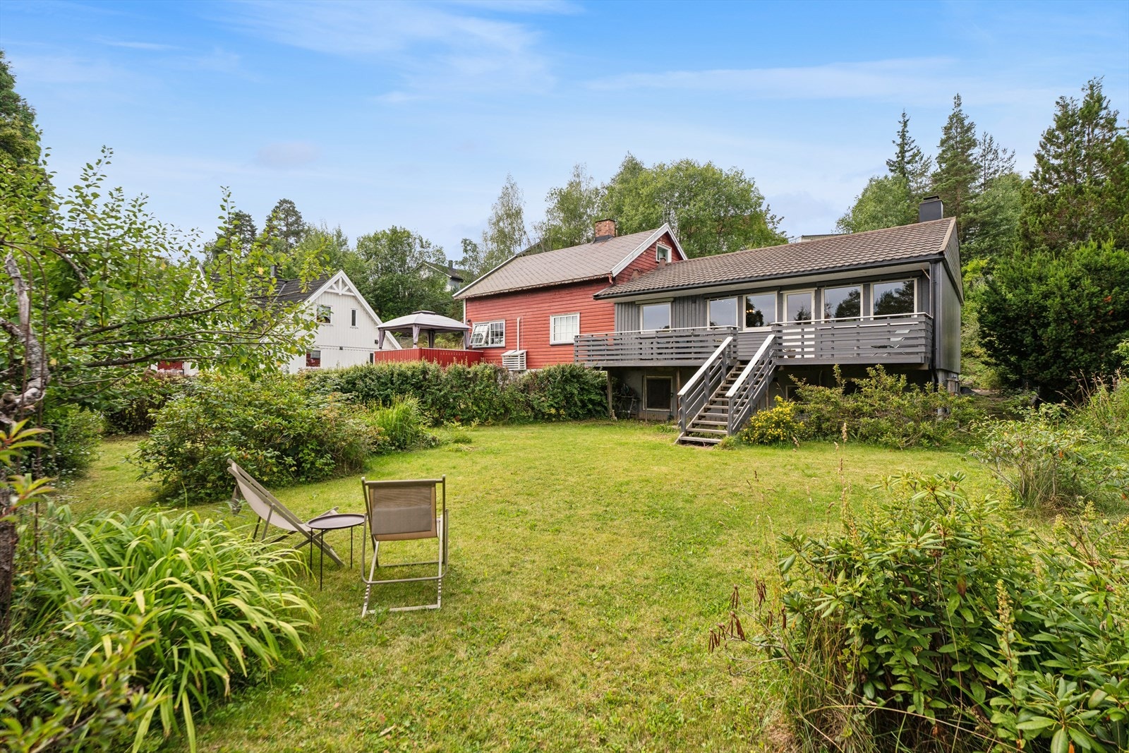 Eiendommen ligger i et etablert og barnevennlig boligområde på Greverud i Nordre Follo kommune. Galleribilde