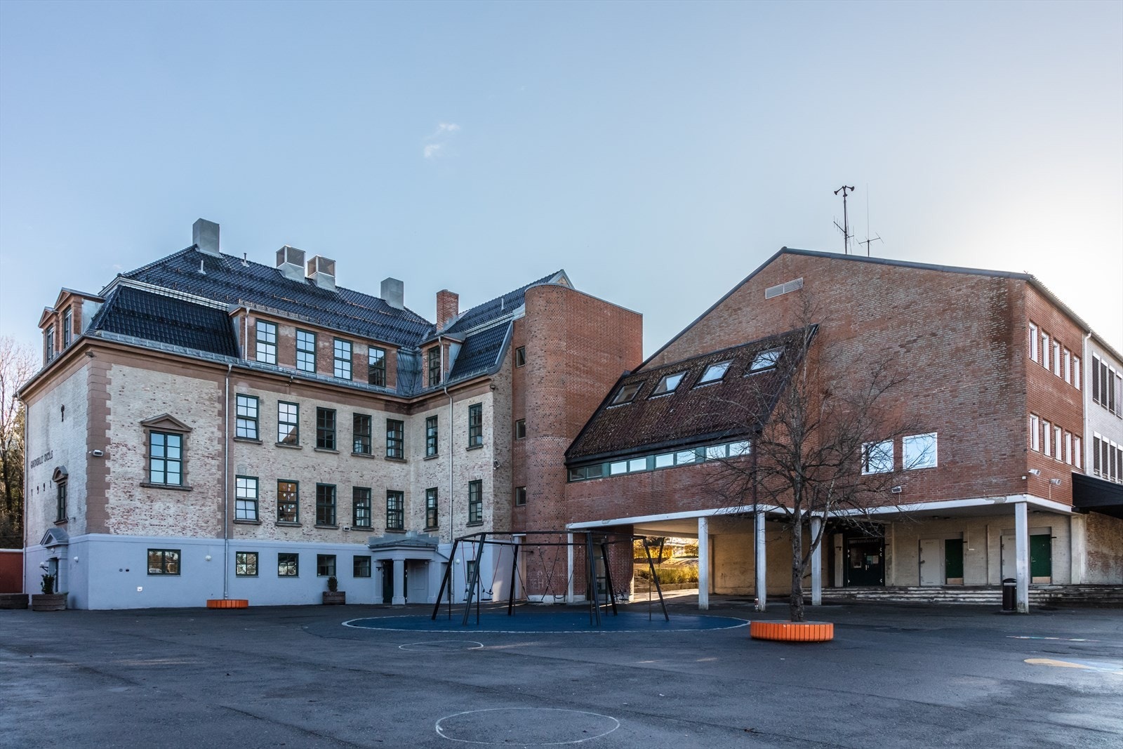 Nærmeste barnehage ligger ca. 6 minutters gange unna, mens både barneskole og ungdomsskole er tilgjengelig innen ca. 11-17 minutters gange. Galleribilde