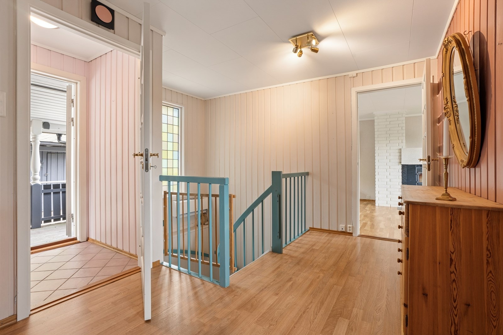 Entréen har flislagt gulv og panelte vegger. Videre inn ligger en romslig gang som binder sammen boligens rom og etasjer. Galleribilde