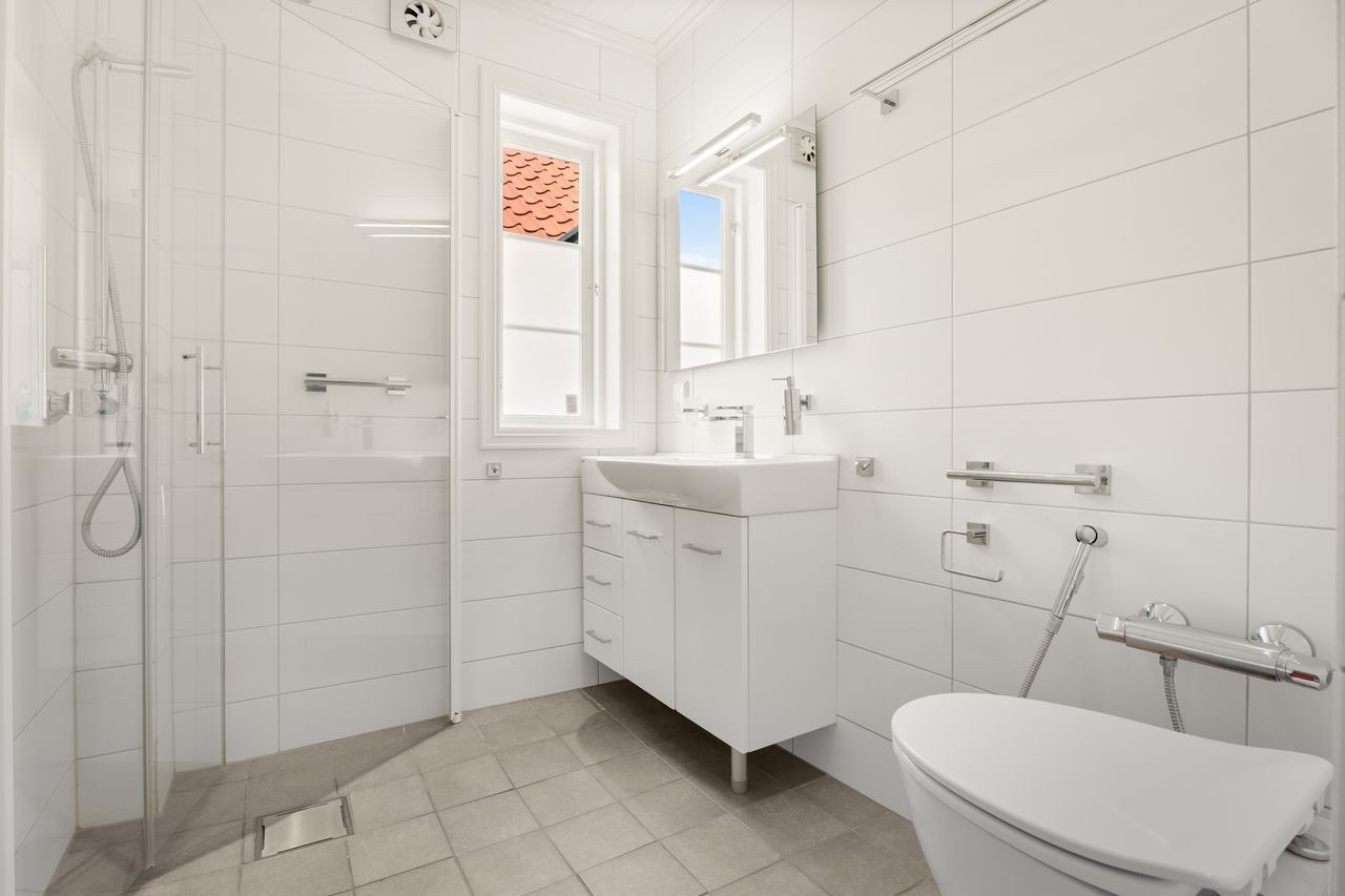 Lyst og innbydende baderom med god plass. Galleribilde