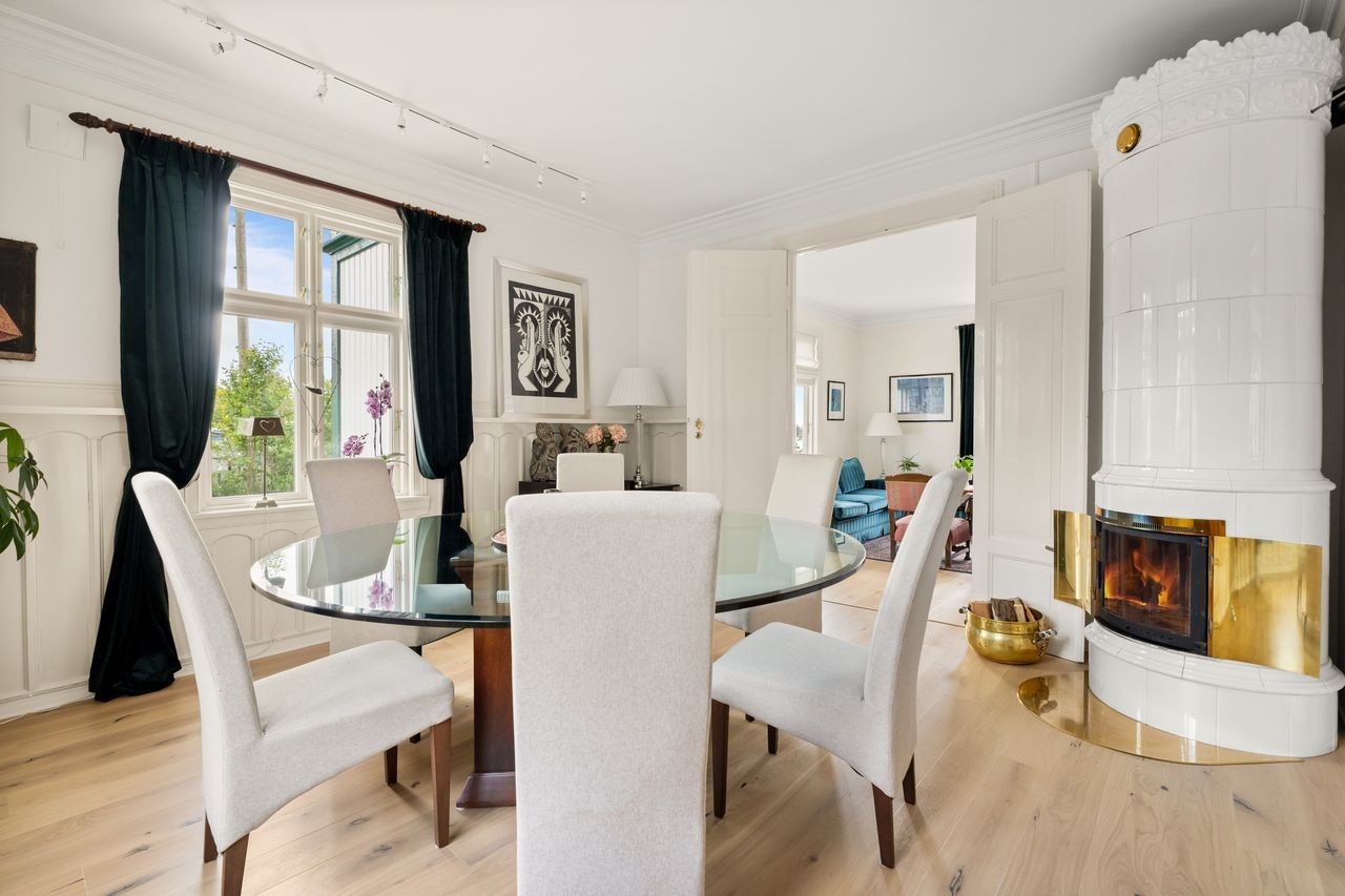 Stor og lys stue med gode møbleringsmuligheter. Galleribilde