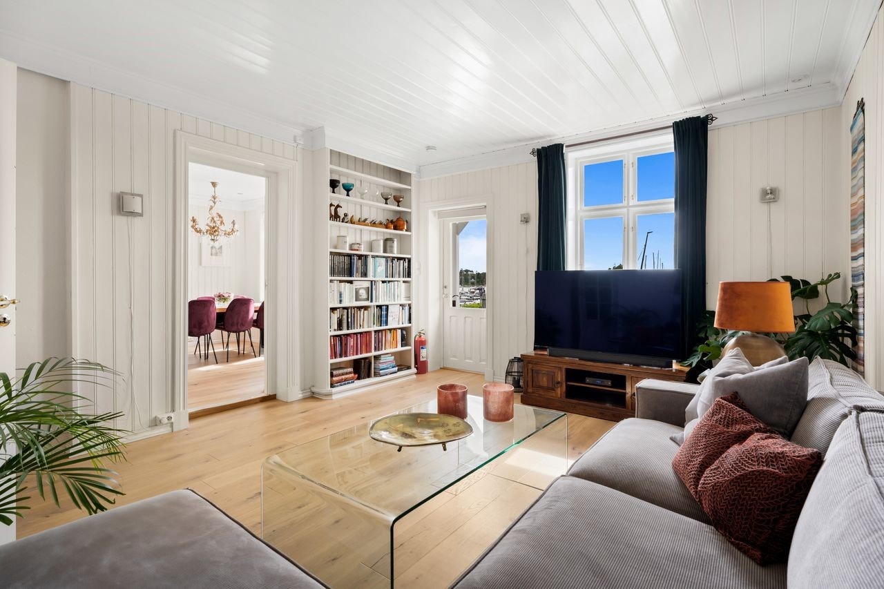 Romslig oppholdsrom med flott utsikt og rikelig med naturlig lys. Galleribilde