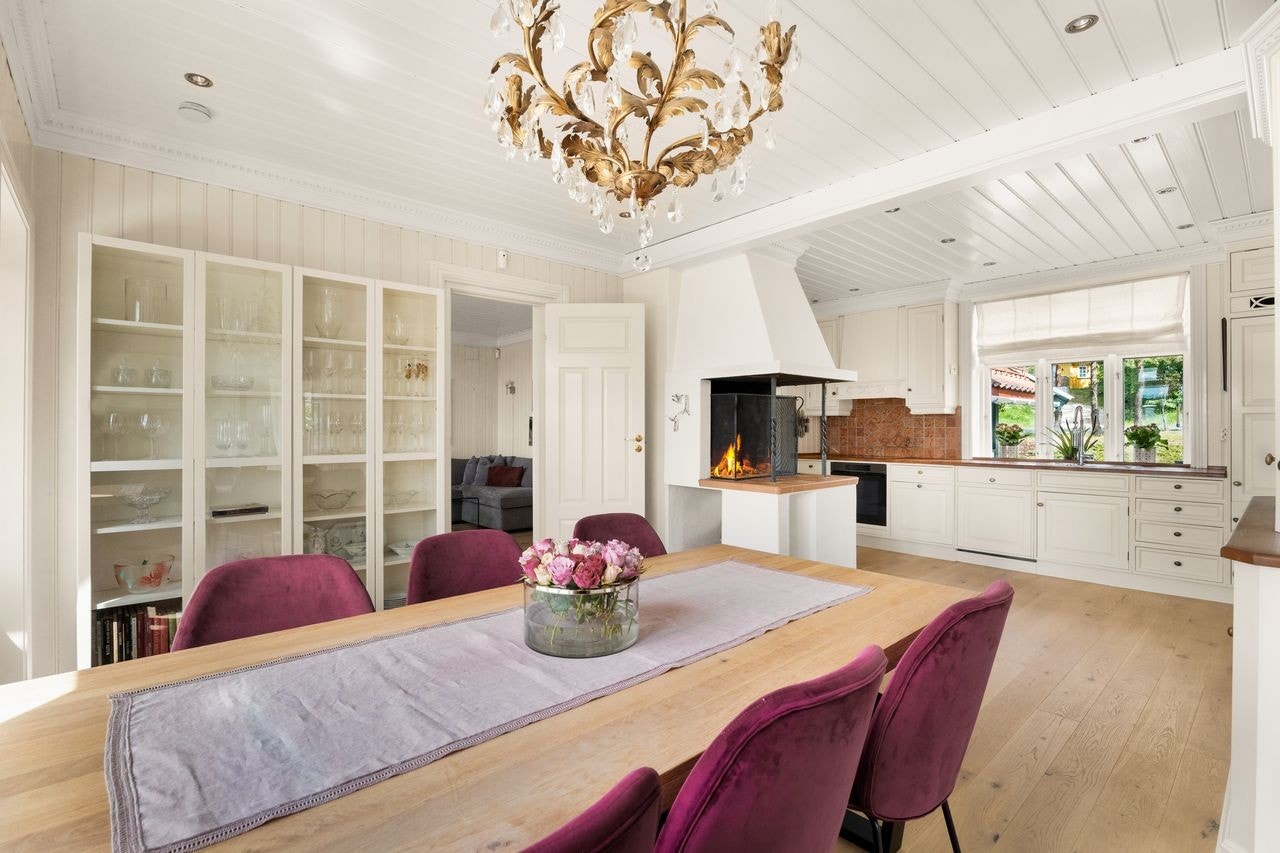 Elegant spiseplass med god plass til familie og gjester Galleribilde