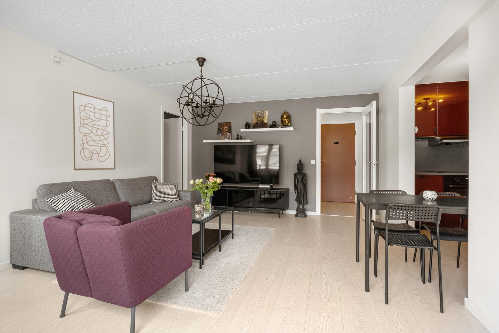 Her er det god plass til både sofagruppe, TV-løsning og spisebord Galleribilde