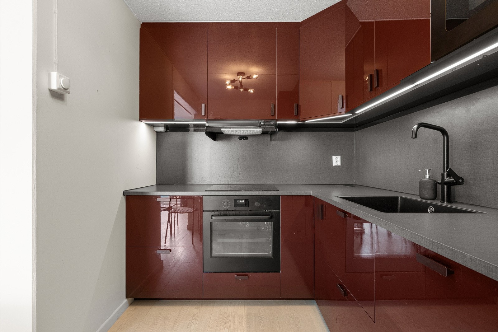 Innredningen er moderne med slette fronter og en slitesterk laminat benkeplate med nedfelt oppvaskkum og ettgreps blandebatteri Galleribilde