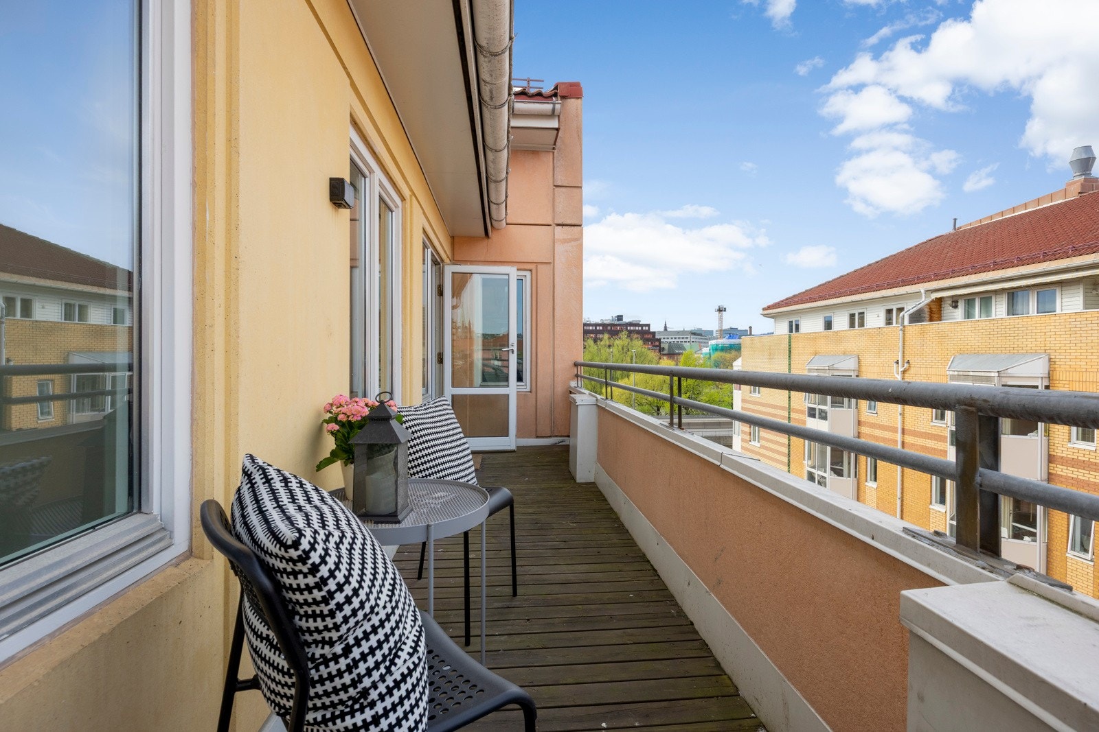 PrivatMegleren har gleden av å presentere en trivelig 3-roms toppleilighet med herlig terrasse på 9 kvm Galleribilde