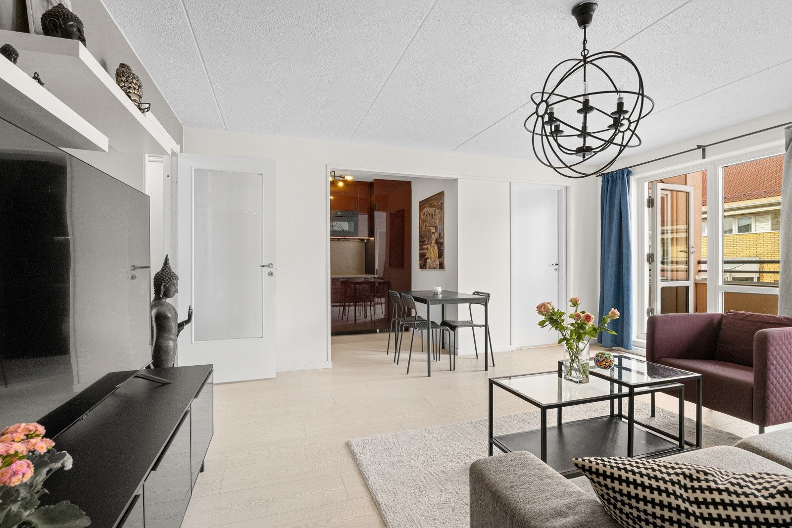 Stuen er både lys og innbydende, og byr på en åpen og funksjonell planløsning Galleribilde