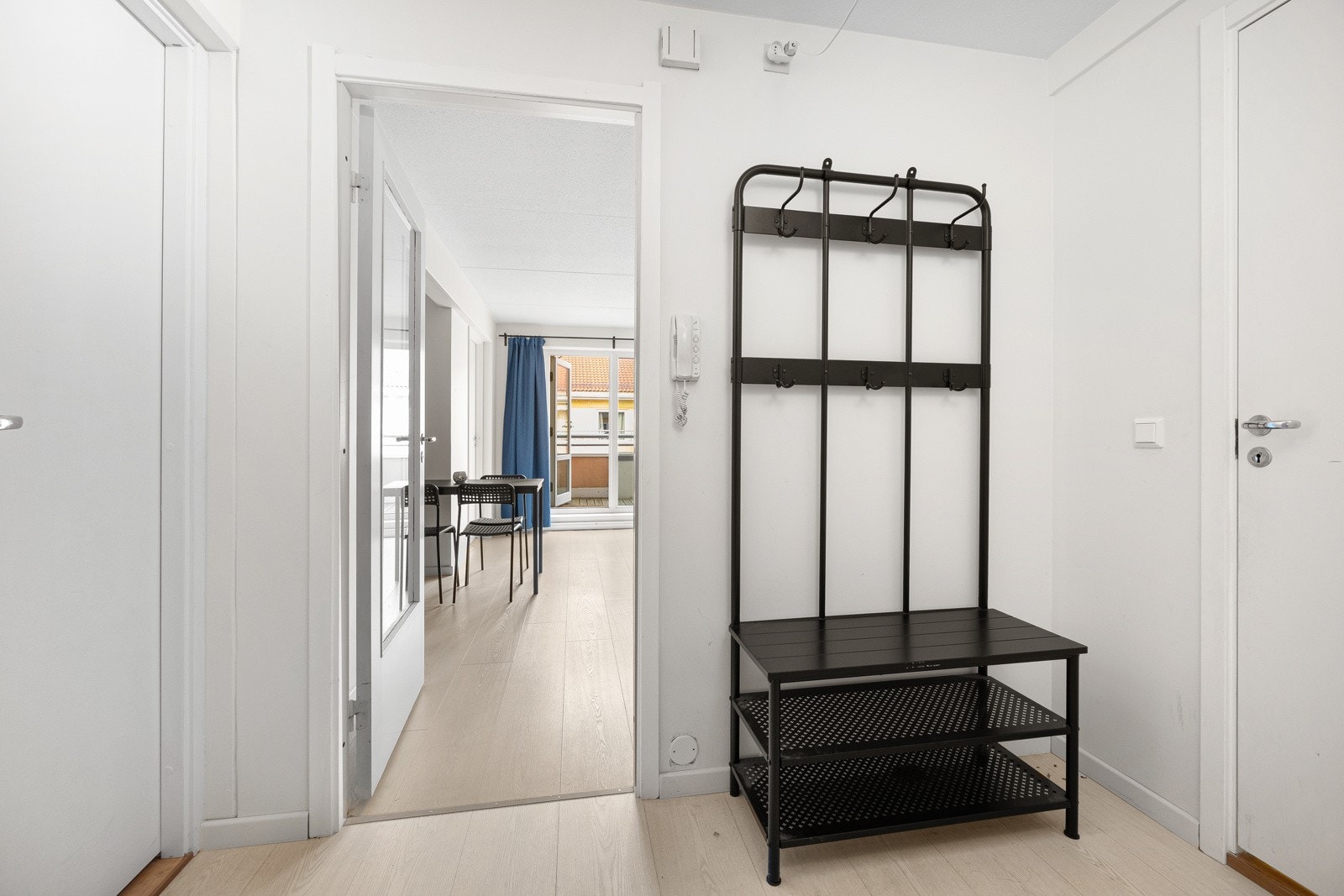 Gangen har rikelig med plass til å henge fra seg yttertøy og sette fra seg sko - perfekt for både hverdag og gjester Galleribilde