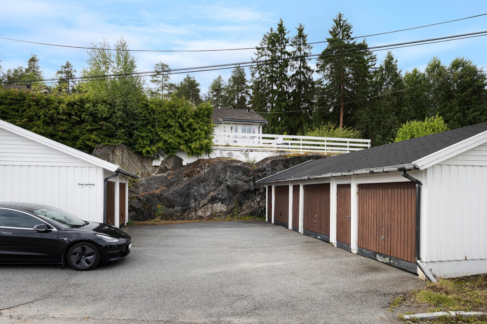 Det medfølger garasje i garasjerekke. Galleribilde