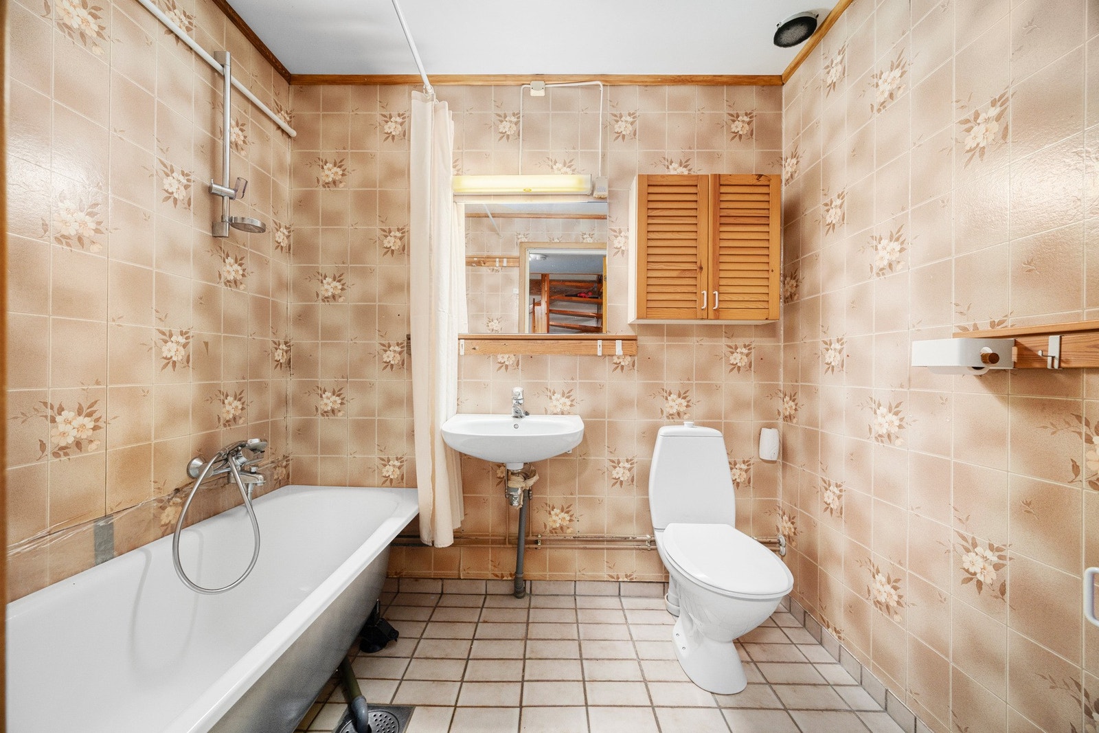 Badet er fra byggeåret 1984. Her har du muligheten til å skape ditt drømmebad som passer din egen stil og behov. Galleribilde