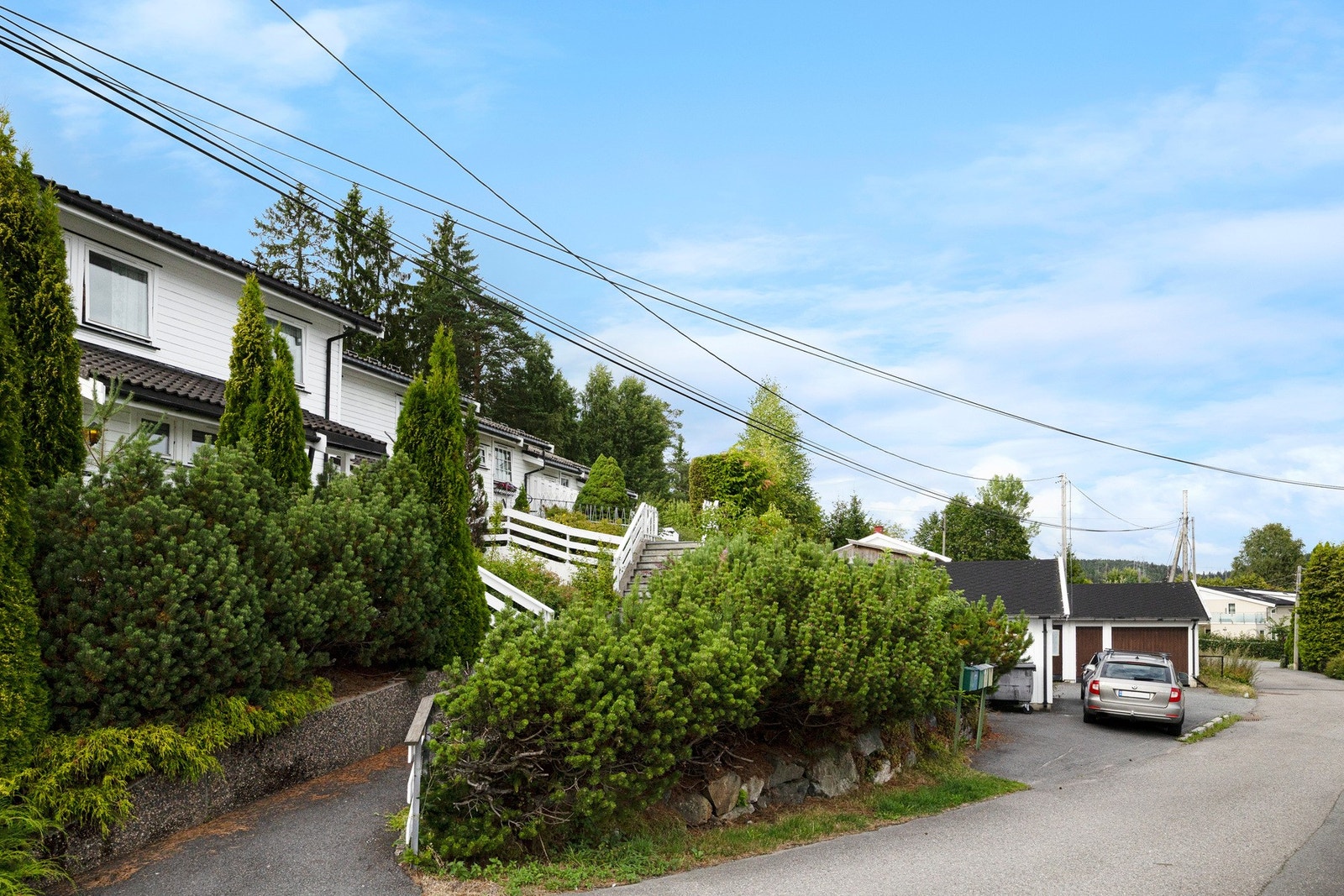 Her bor du i et etablert område på Høybråten, på grensen mot Lørenskog, med nærhet til skole, barnehage, kollektivtransport og dagligvare. Galleribilde