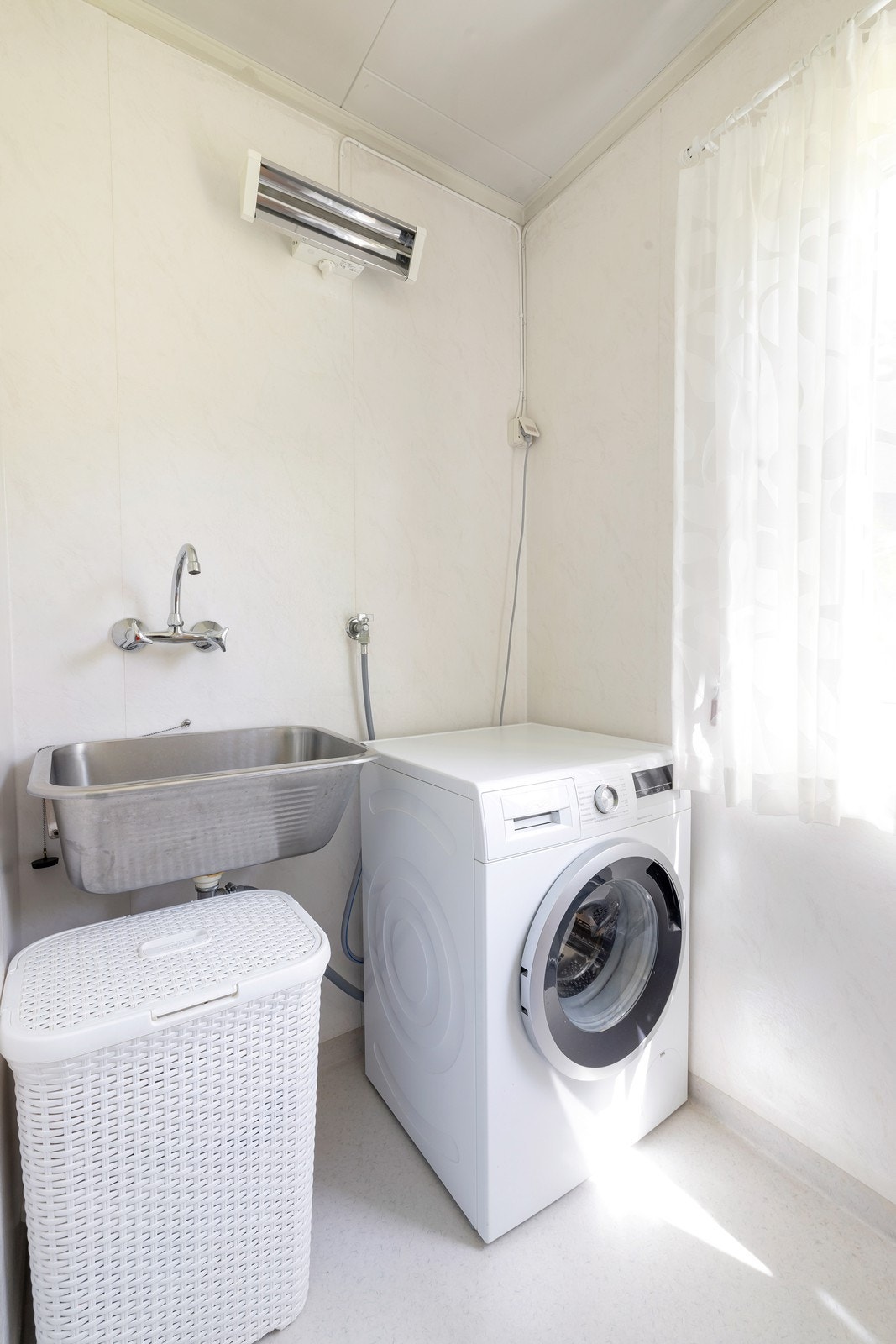 Opplegg for vaskemaskin og utslagsvask på badet. Galleribilde