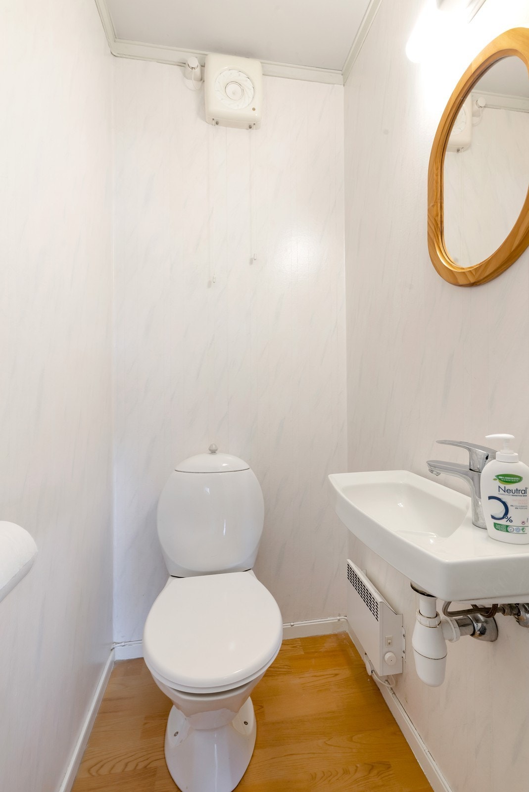 Separat wc med servant og speil. Galleribilde