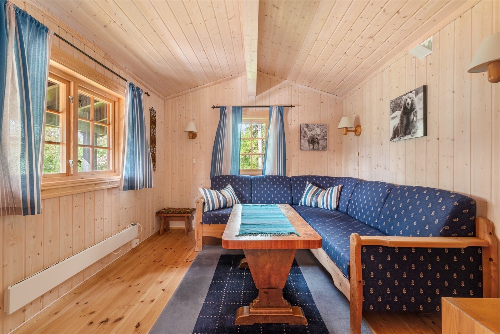 I annekset er det også et soverom på ca. 9m² som i dag er brukt som stue. Galleribilde