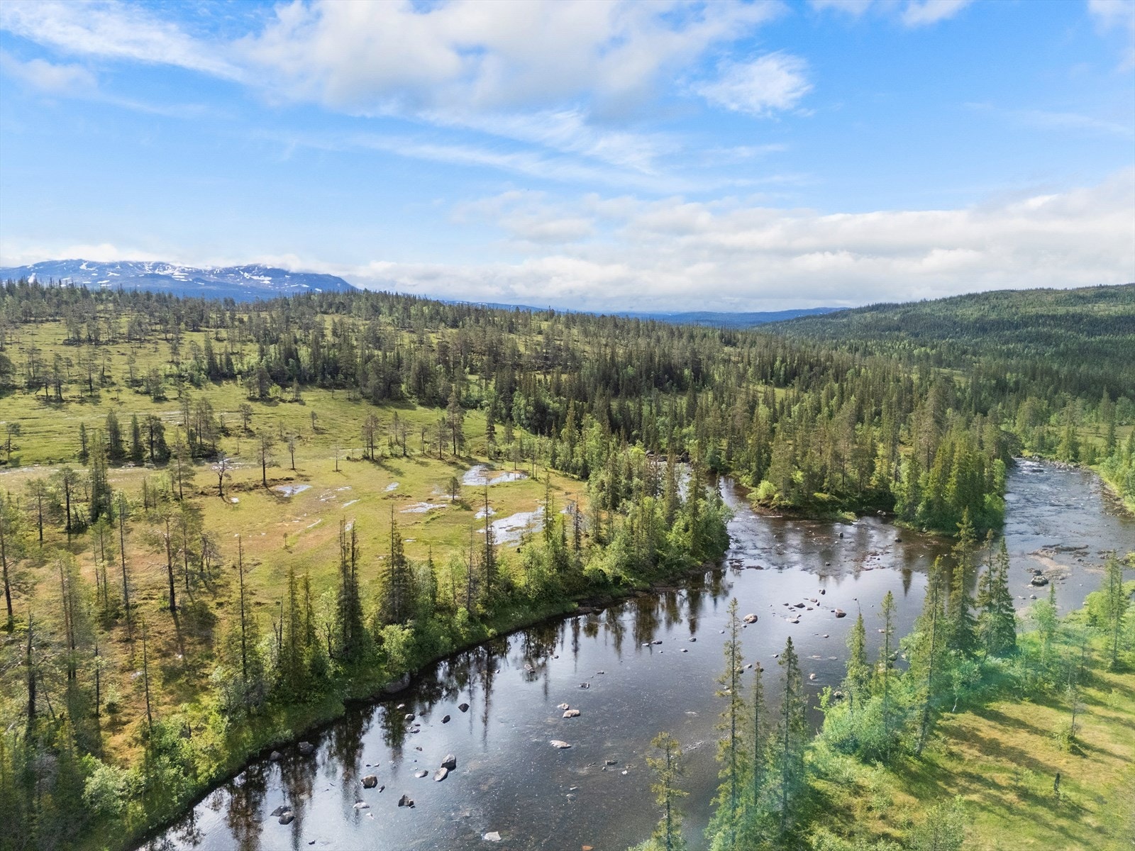Det tar ca. 1,5 time fra Stjørdal og 2 timer fra Trondheim til hytta. Galleribilde