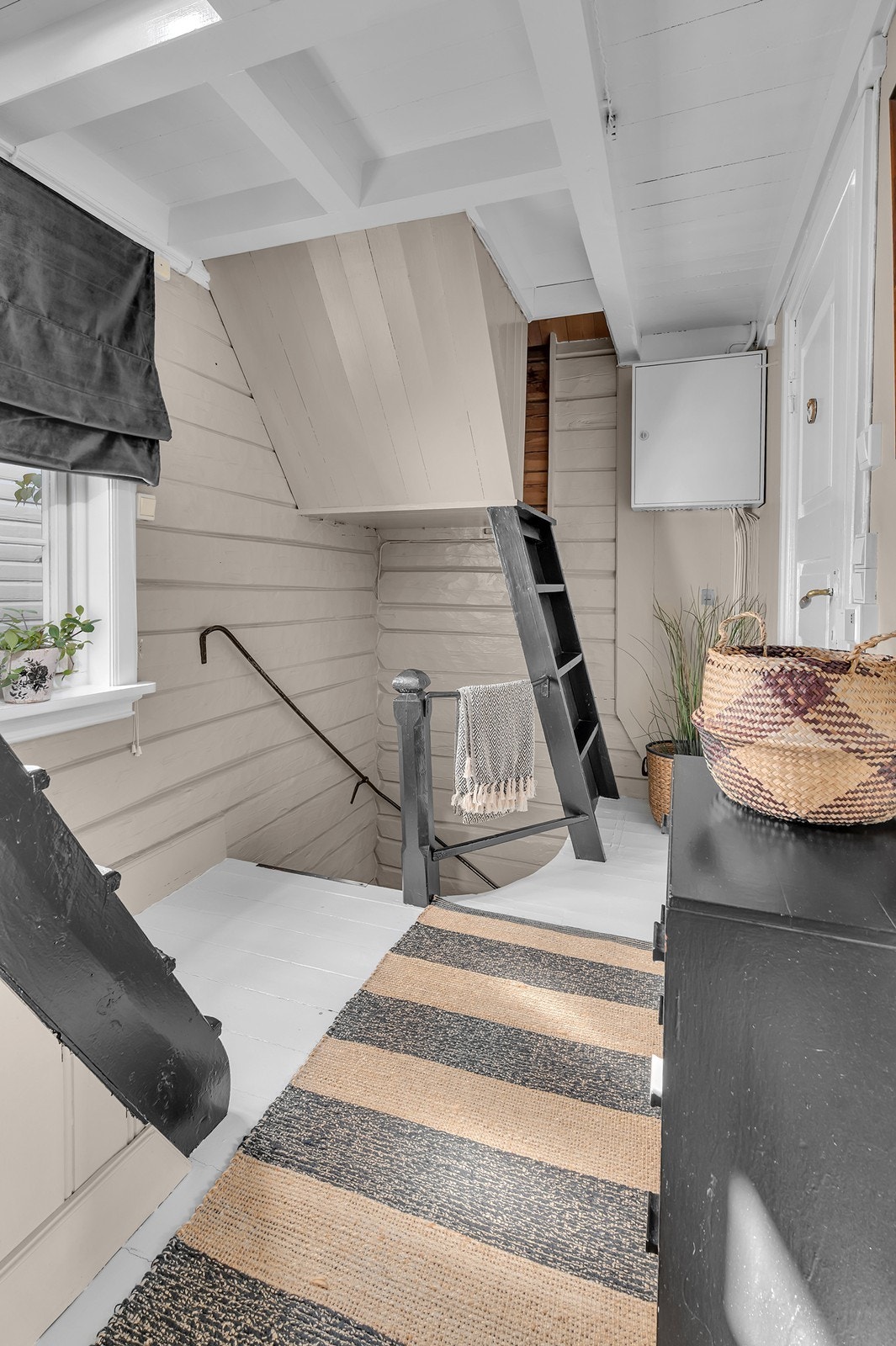 Gang med trapp opp til boligens loftsetasje Galleribilde