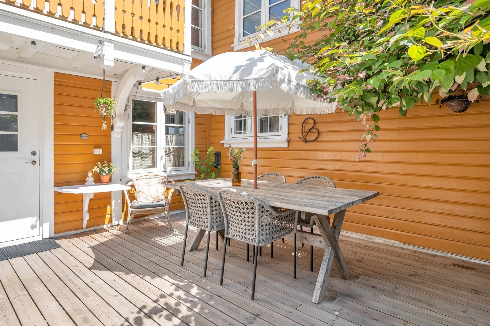 Lun og solrik uteplass Galleribilde