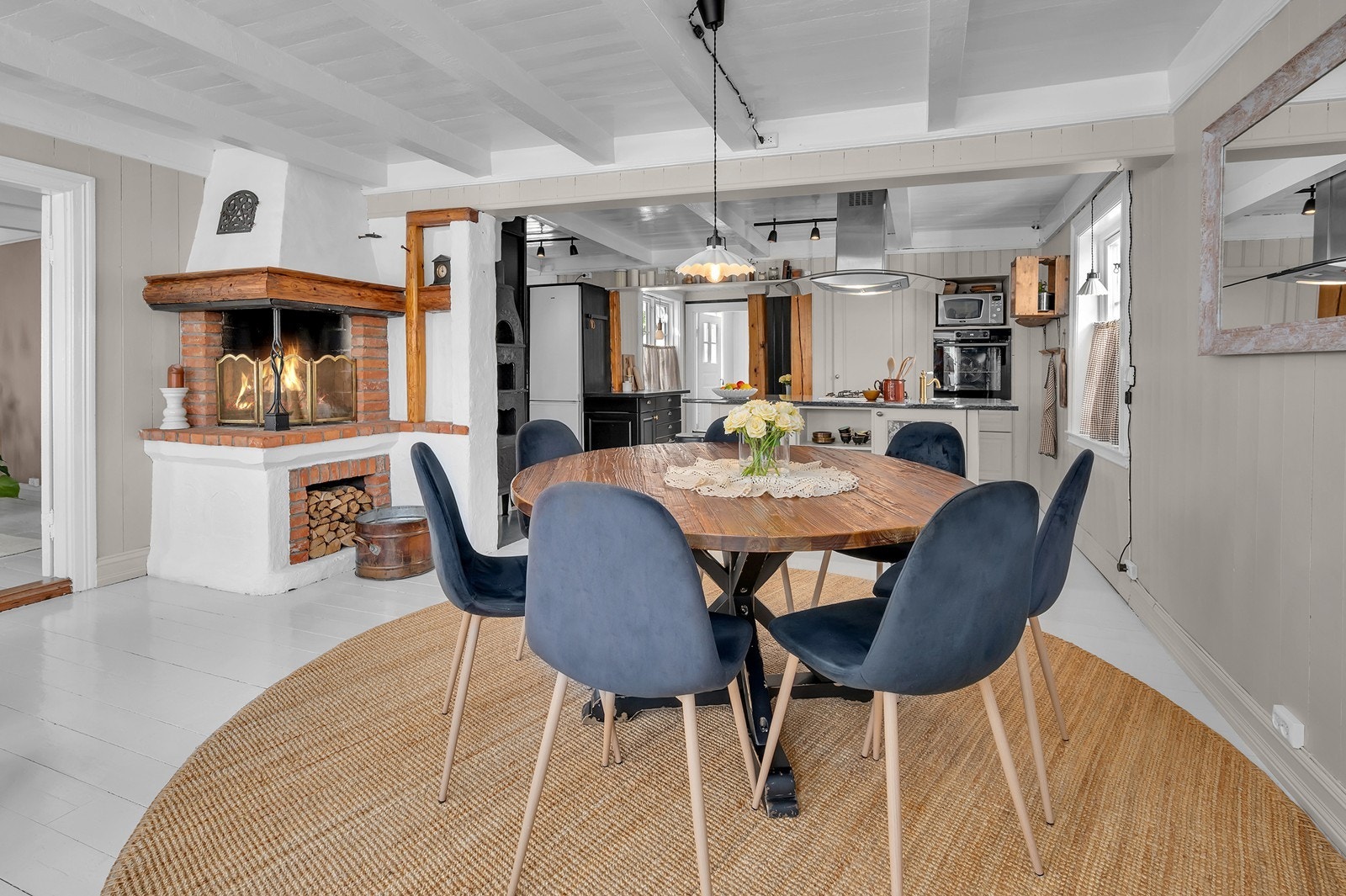 Fin løsning med plass til stort spisebord Galleribilde
