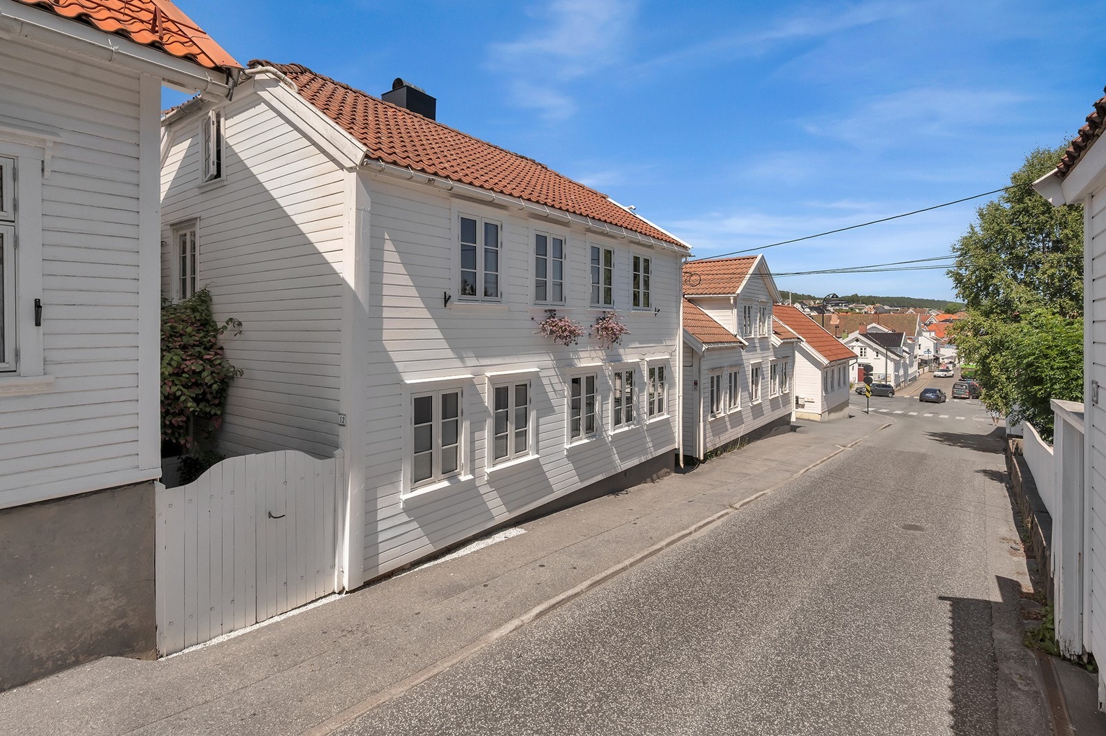 Eiendommen har en attraktiv og sentral beliggenhet i et veletablert og familievennlig boligområde i Lillesand Galleribilde