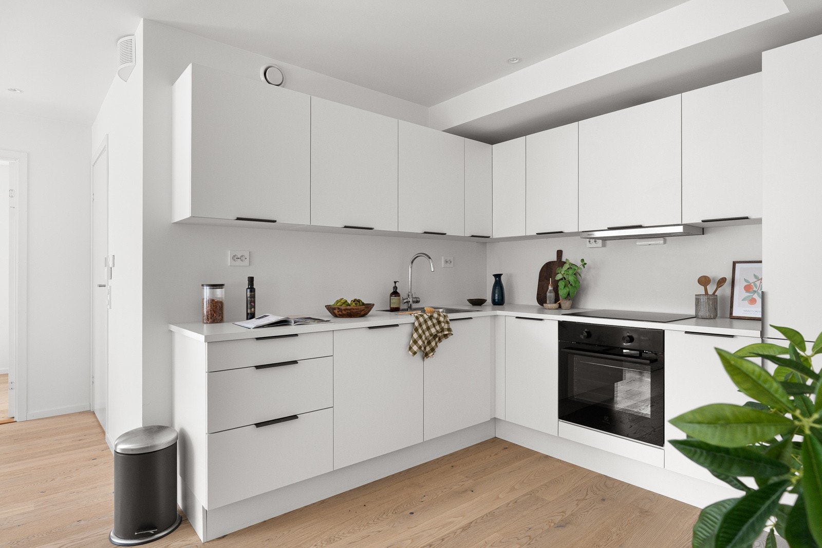 Delikat kjøkken fra kvalitetsleverandøren HTH. Moderne fronter og innredning som sikrer rikelig med skap- og benkeplass.