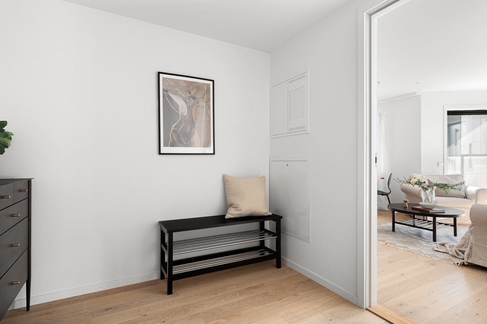 Velkommen inn! Romslig entré med plass for garderobeskap.