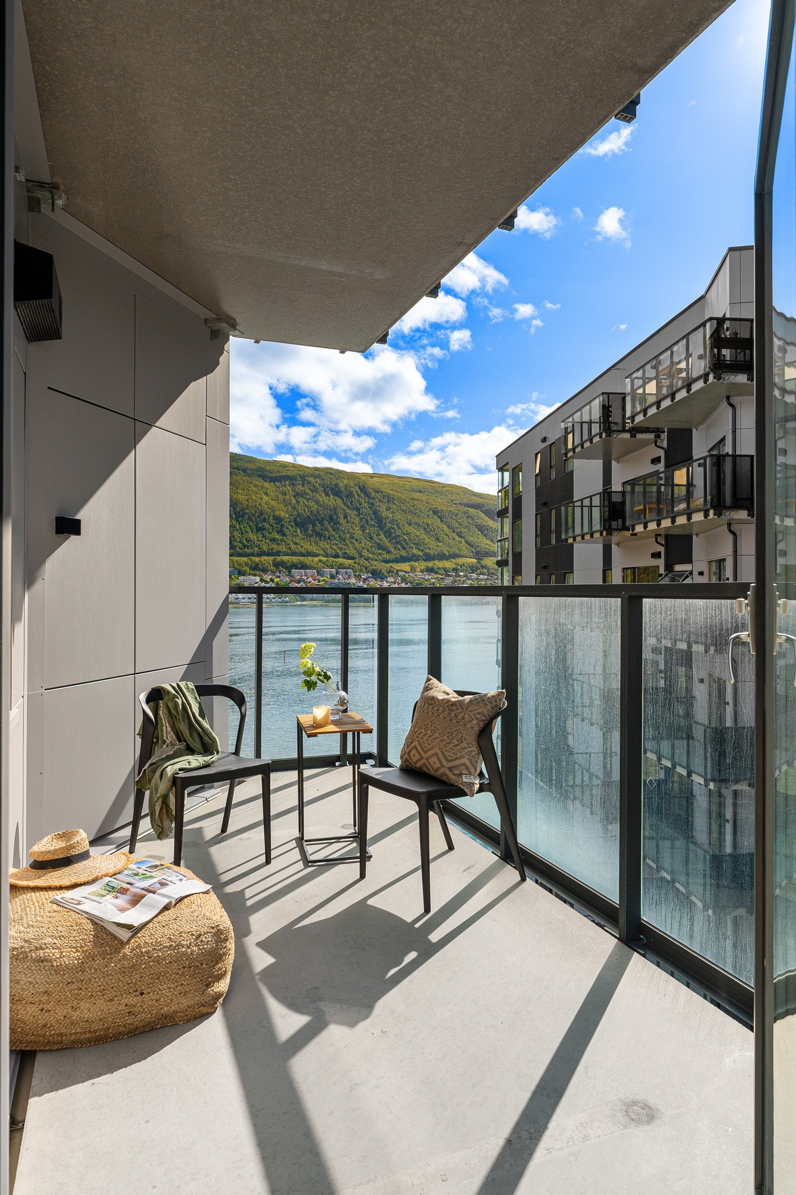 Herlig veranda med god plass for utemøbler, grill og beplantning til sommerhalvåret.