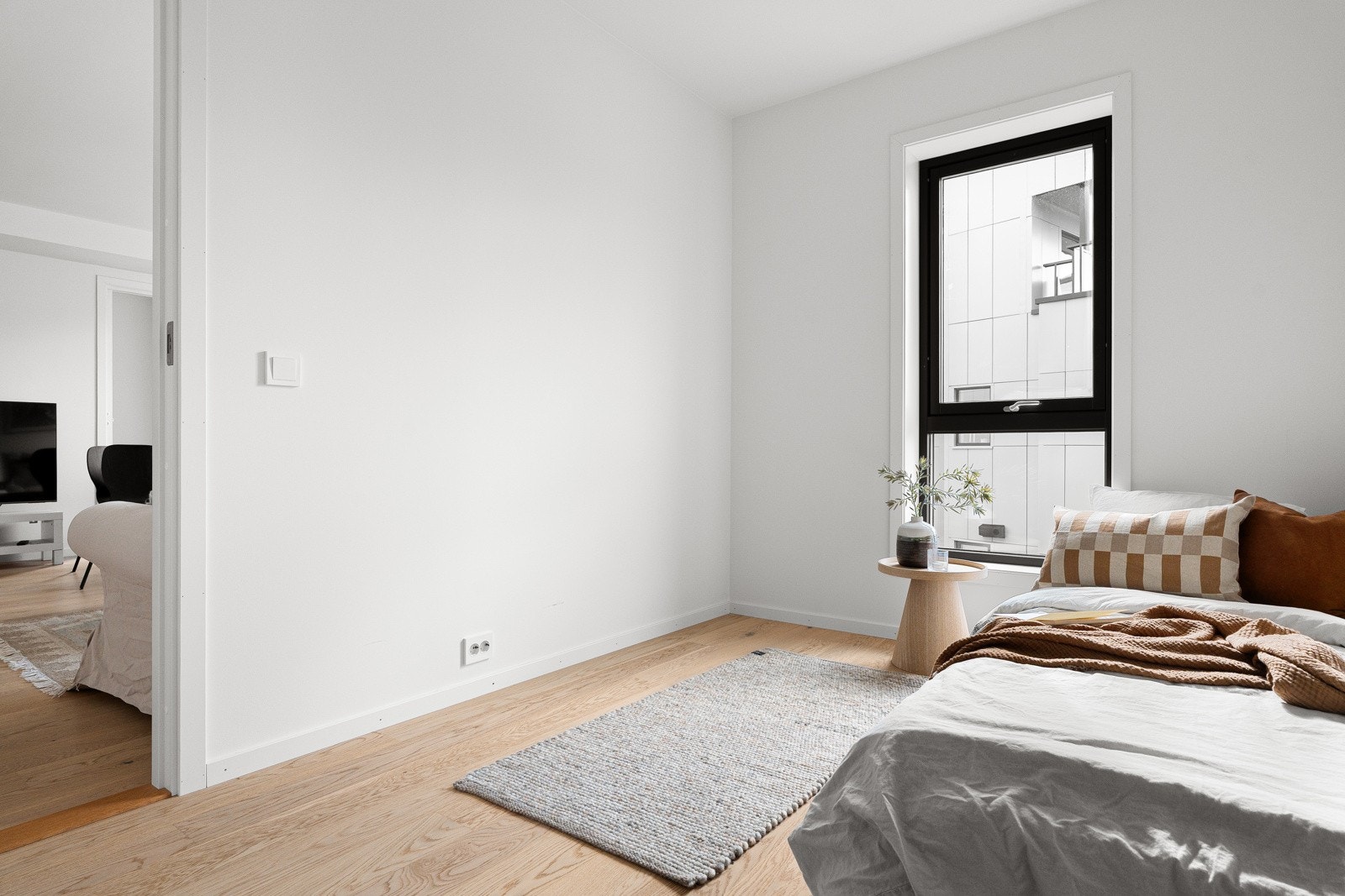 Soverom nr to framstår også romslig. Plass for garderobeskap.