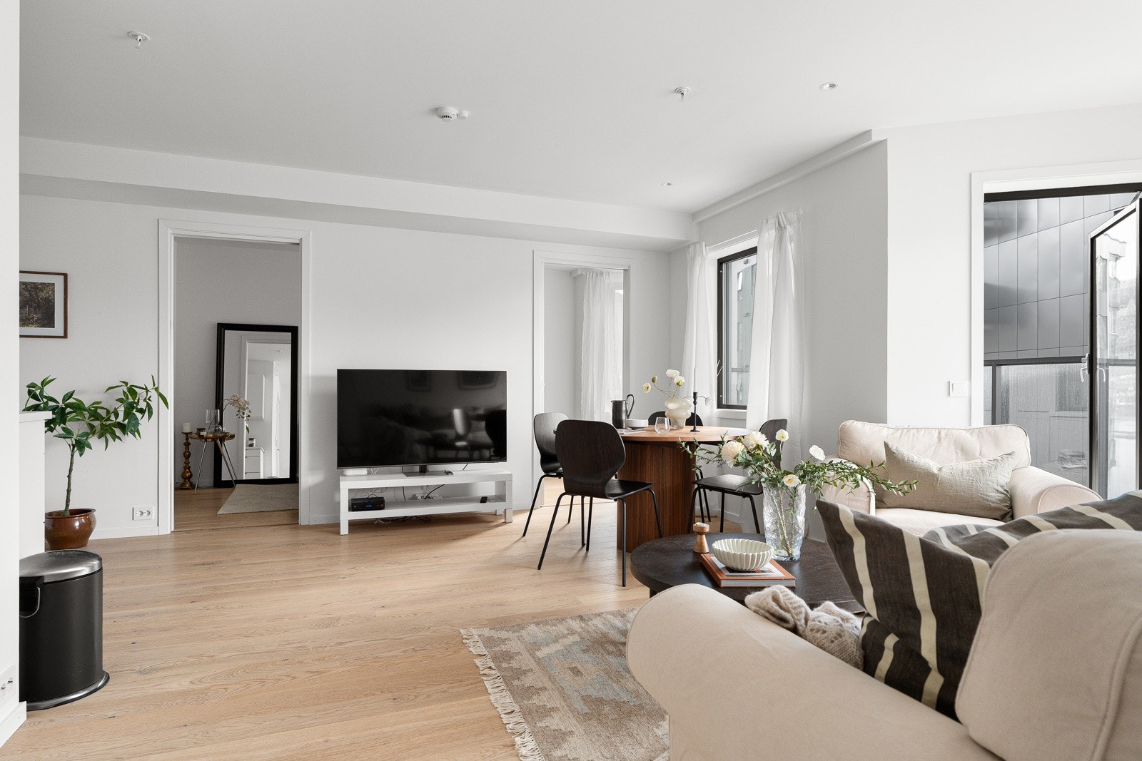 Her har du flere muligheter for å møblere med sosiale soner med sofa, loungemøbler etc.