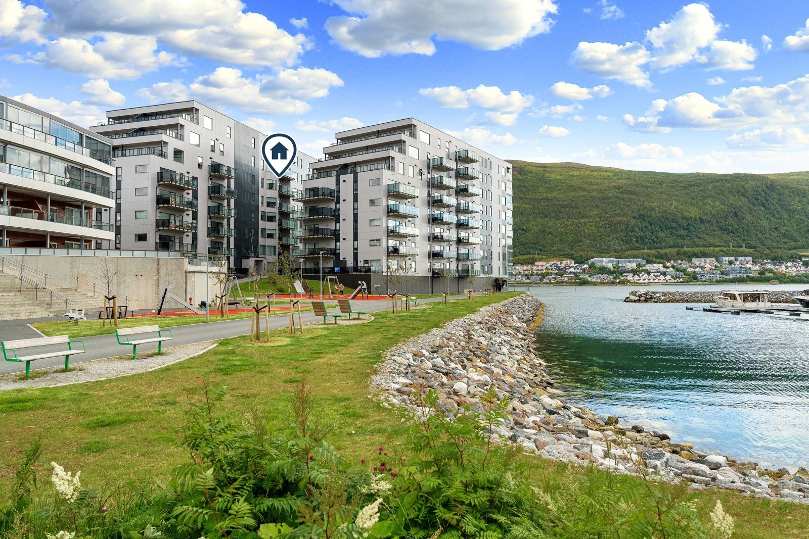 Svært fine turmuligheter langs sjøen, både mot Tromsø sentrum (ca 10 min) og Telegrafbukta (ca 20 min).