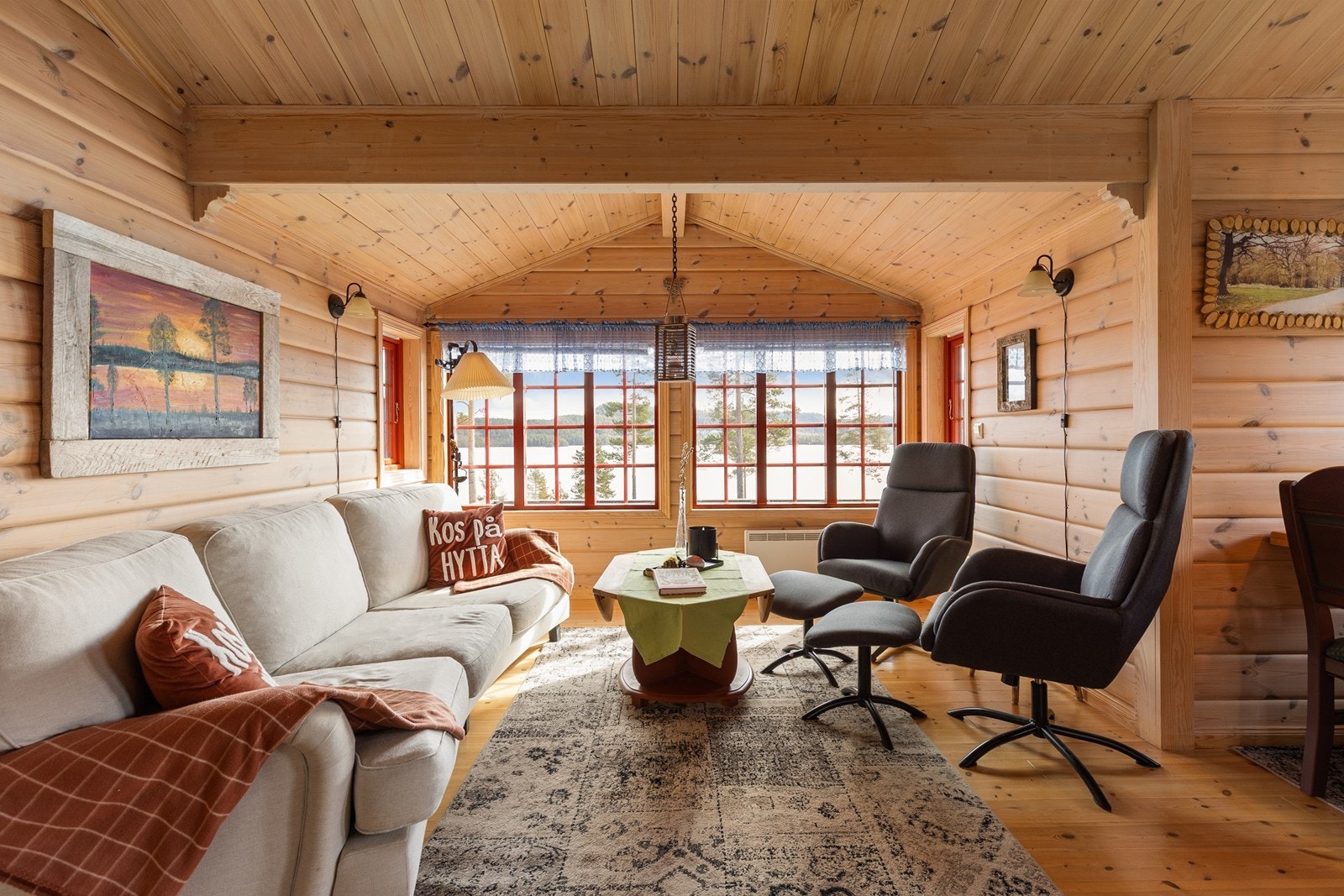 Innbydende stue med store vinduer som tar naturen og vannet rett inn. Galleribilde