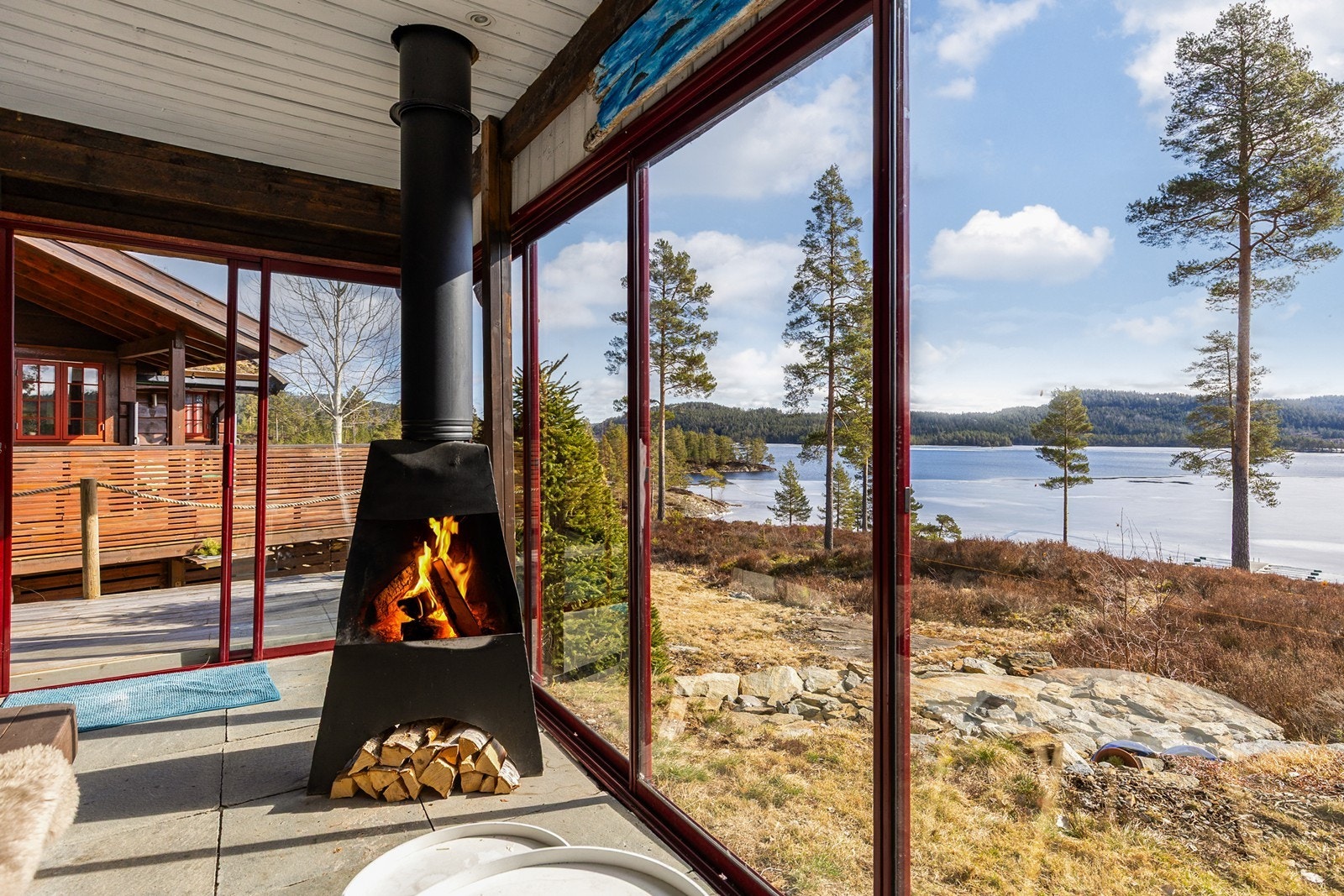 Sommerstuen på enden av garasjen tar inn alt av natur i nærheten. Galleribilde