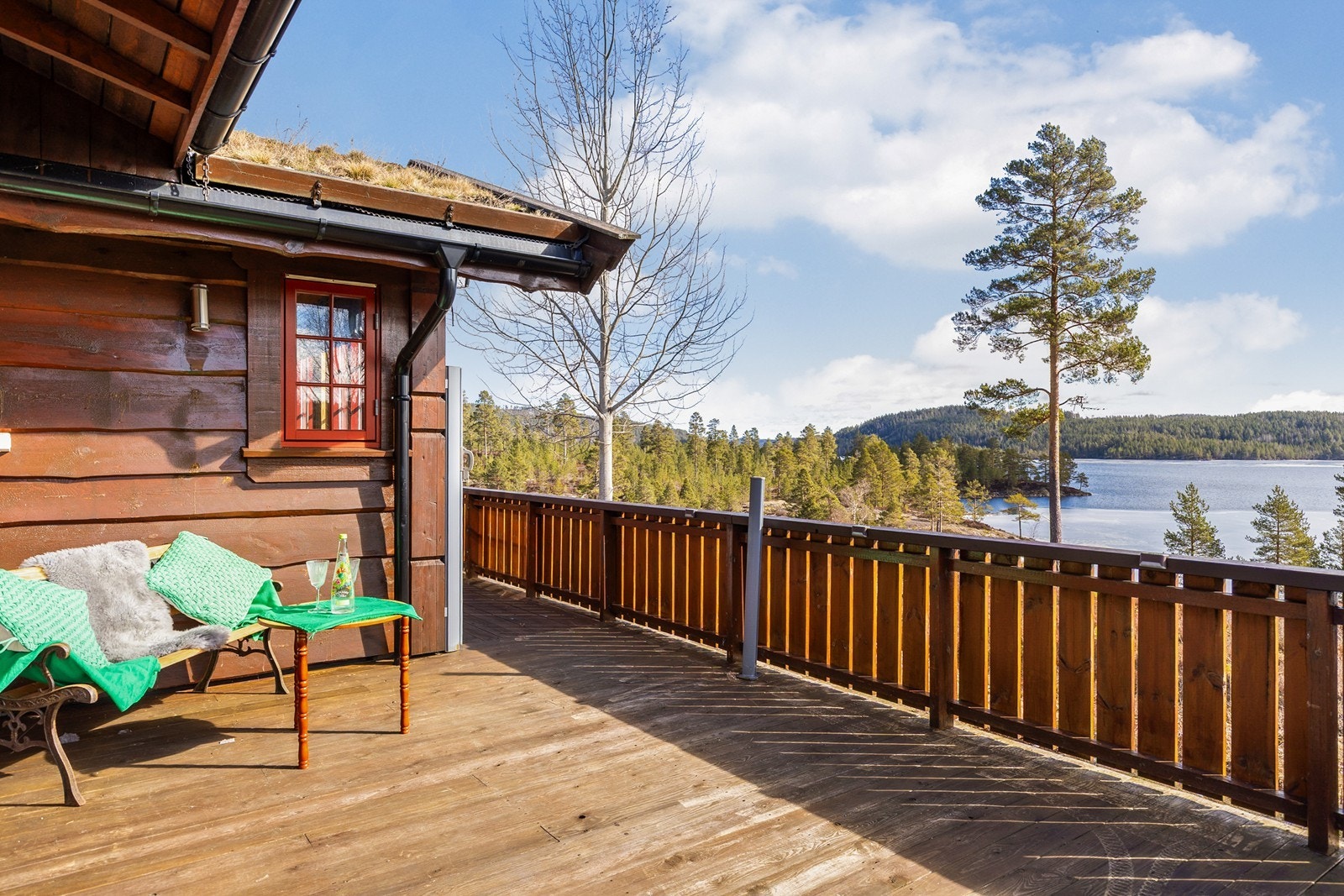 Innbydende veranda med fantastisk utsikt over Vegår og flott natur. Galleribilde