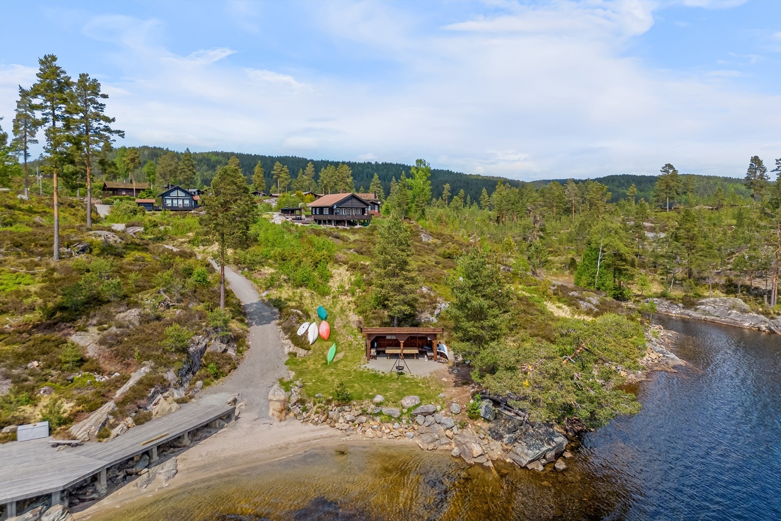 Hyttefeltet har ogdt naboskap, og er glad i en god dugnad. Da tar man vare på fellesområdene i feltet - blant annet denne koselige stranda med bålplass. Galleribilde