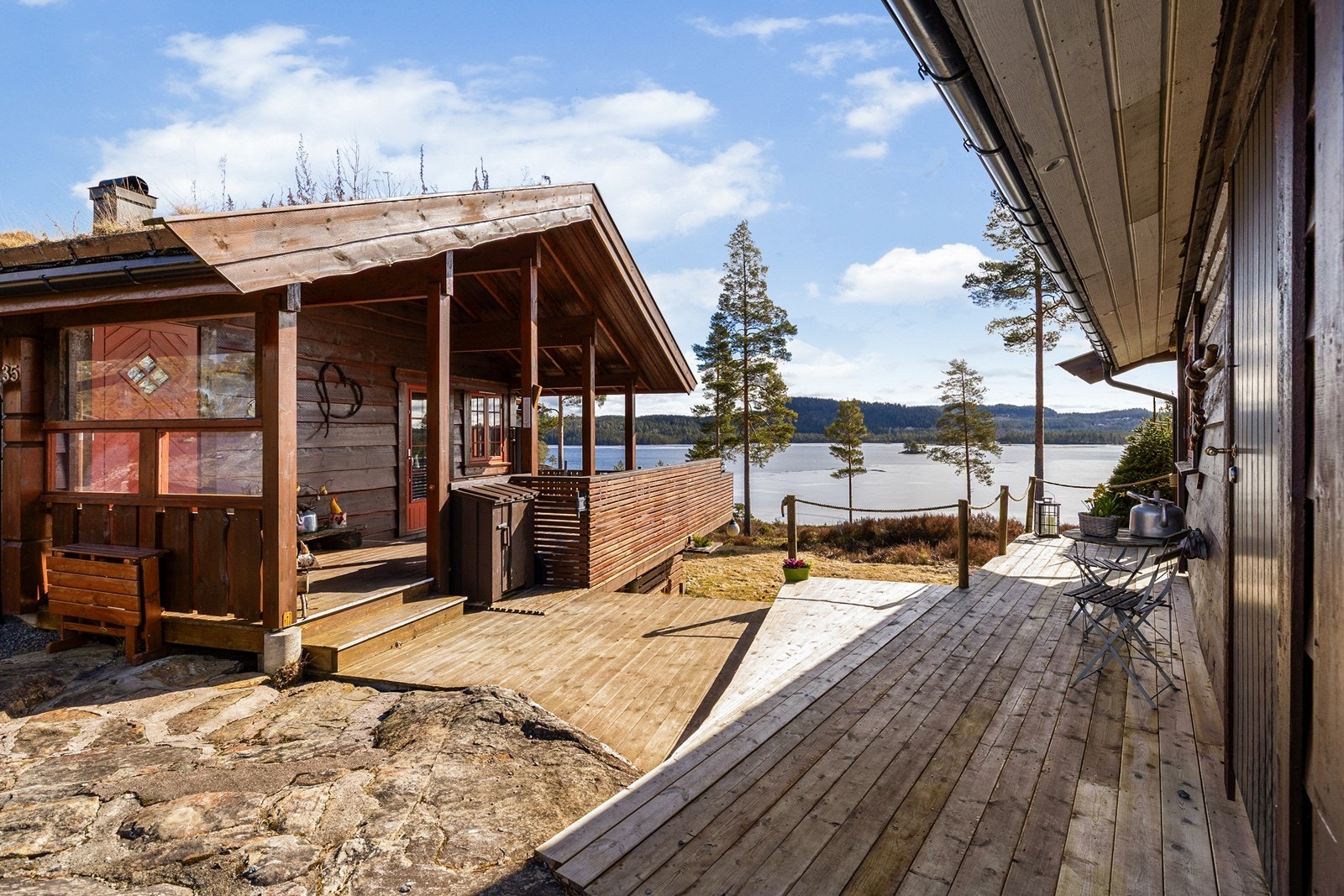 Med veranda og plattinger er det et koselig tun på hytta. Omgivelsene er det ikke noe å si på! Galleribilde