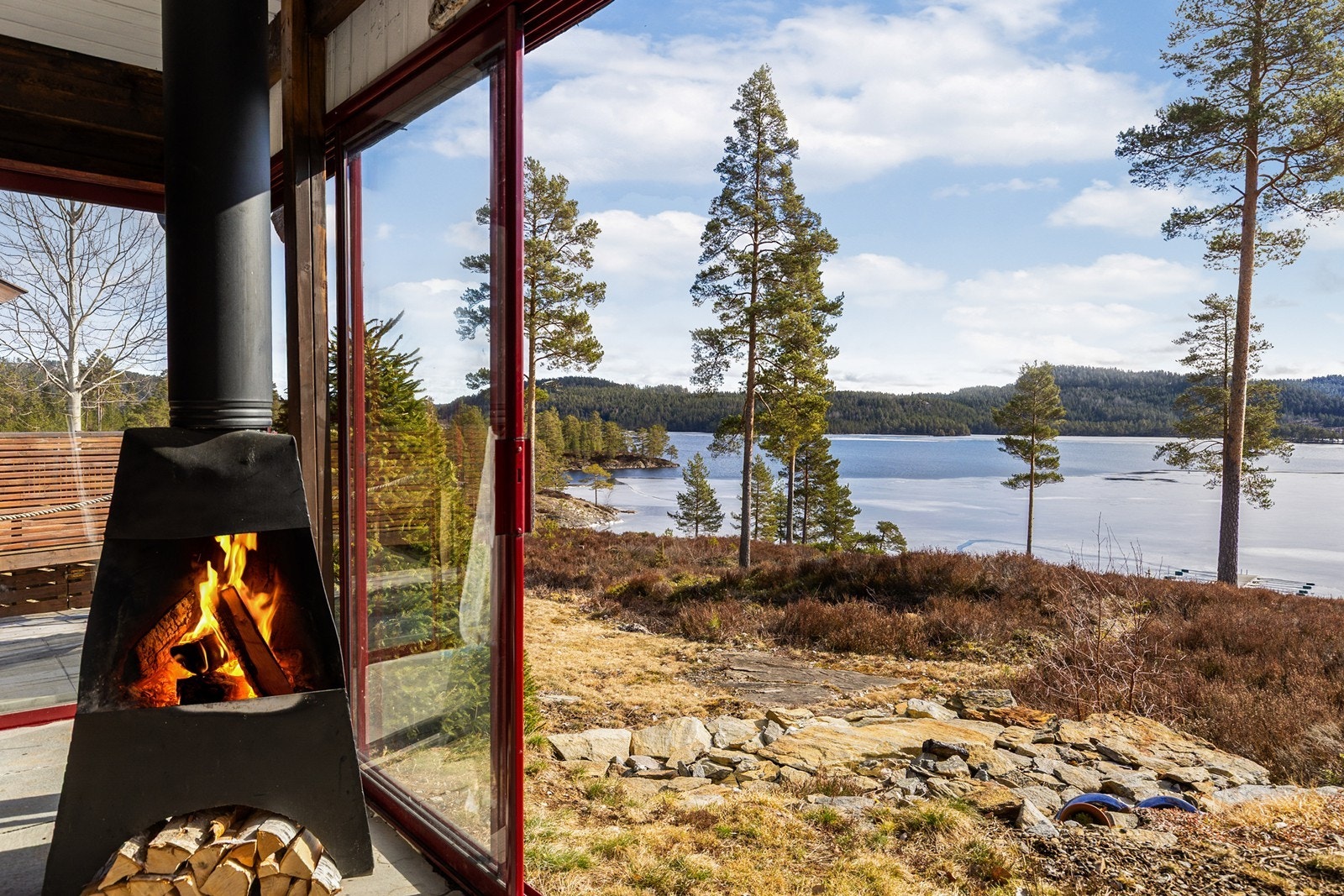Bak garasjen er det en type sommerstue som kan brukes året rundt. Her har man naturskjønne omgivelser rett inn. Galleribilde