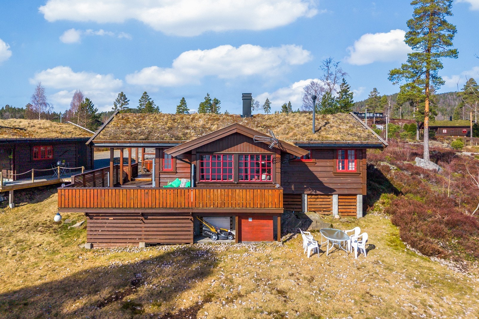 Hytta er godt vedlikeholdt opp i gjennom, og har gode solforhold. Perfekt for late sommerdager på hytta. Galleribilde